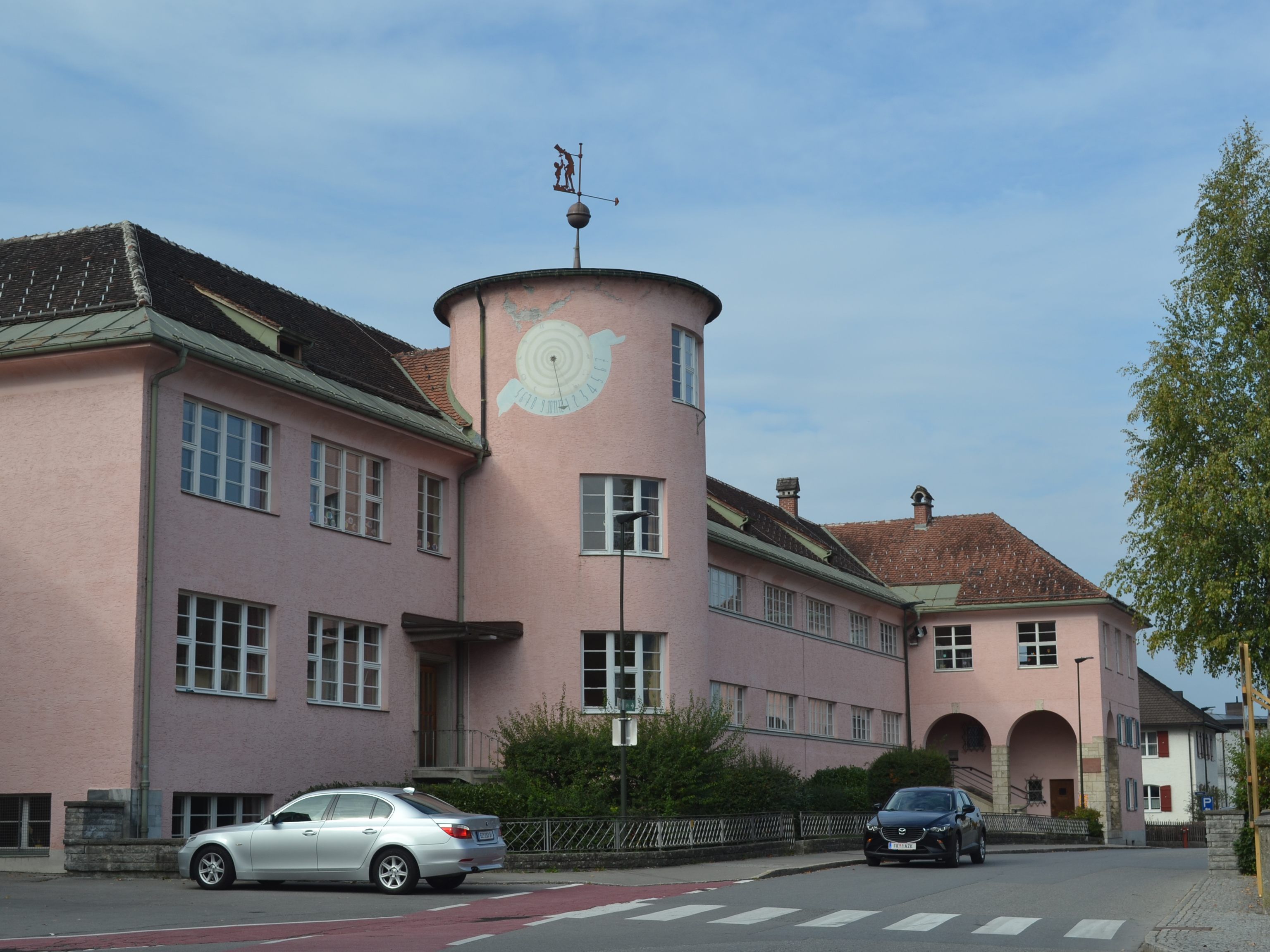 In Richtung Kirche bleibt die Fassade der Volksschule nach dem Umbau unverändert. In Richtung Kirche bleibt die Fassade der Volksschule nach dem Umbau unverändert.