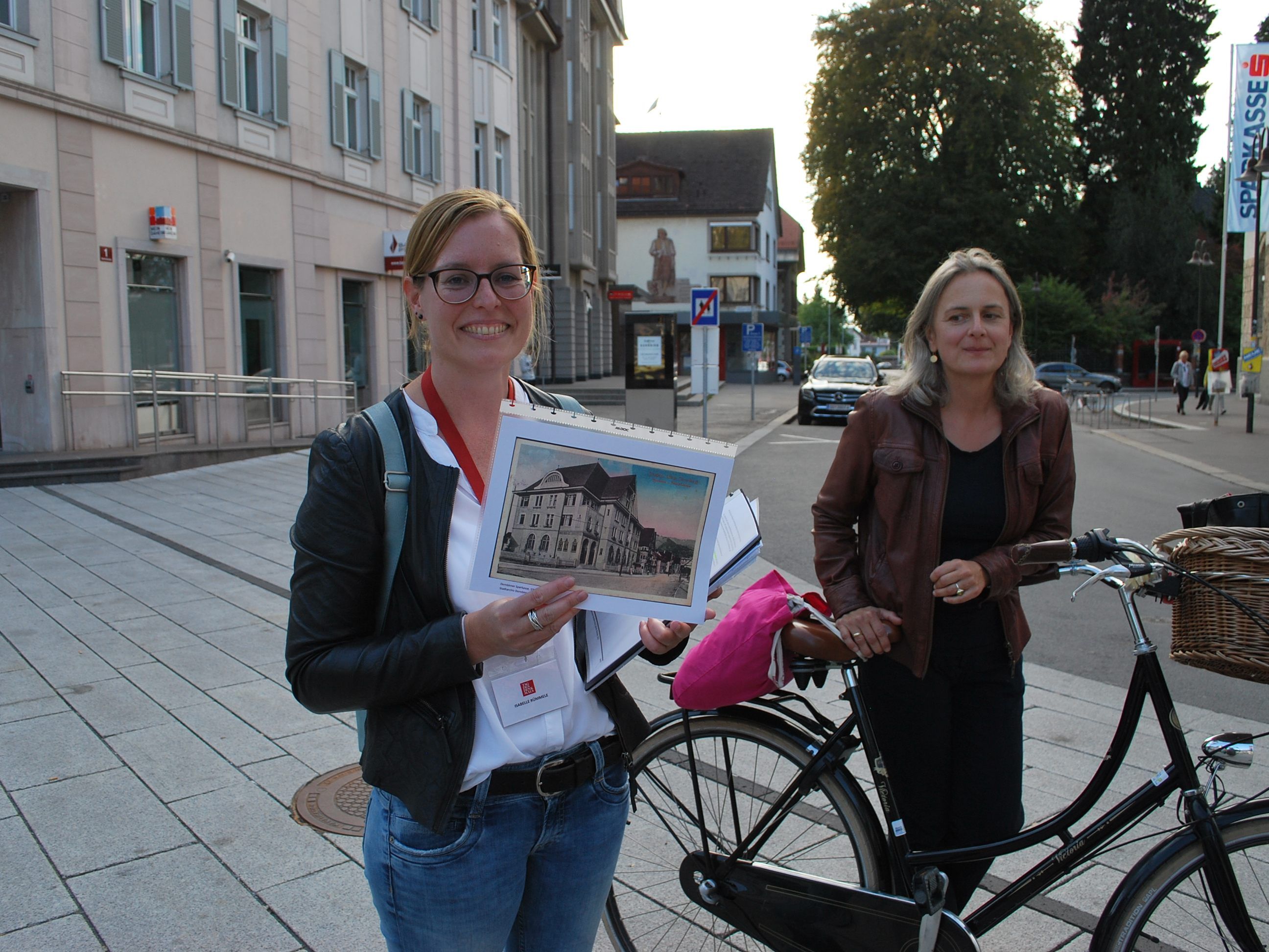 Isabelle Rümmele, Barbara Motter (vl) beim Stadtspaziergang.