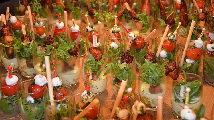 Das Weihnachtsprogramm: Von Fingerfood-Buffet bis Grillklassikern und Wraps! (Foto Müller) Das Weihnachtsprogramm: Von Fingerfood-Buffet bis Grillklassikern und Wraps! (Foto Müller)