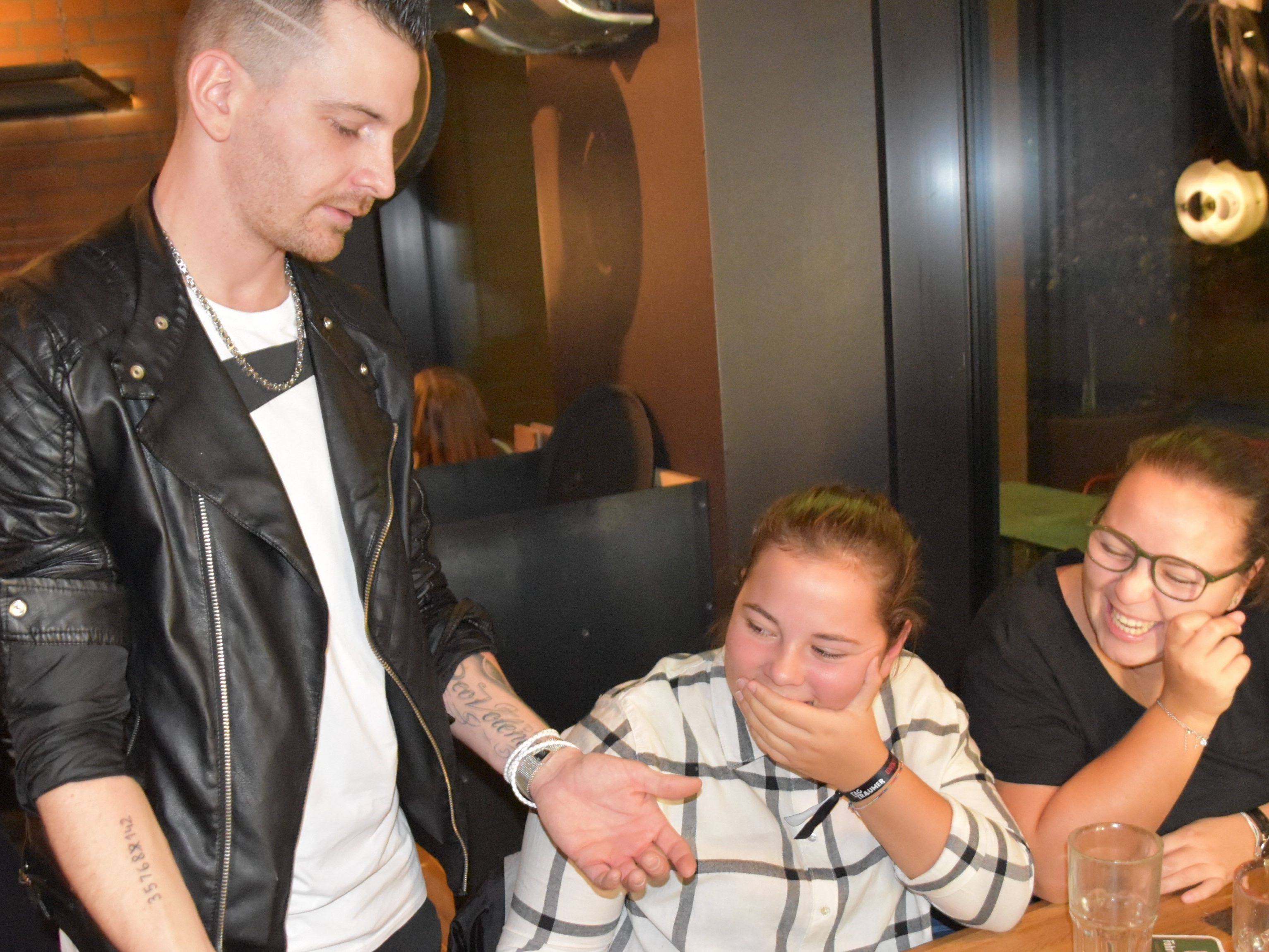 Sina und Nina sind fasziniert von Magier David Shine Sina und Nina sind fasziniert von Magier David Shine