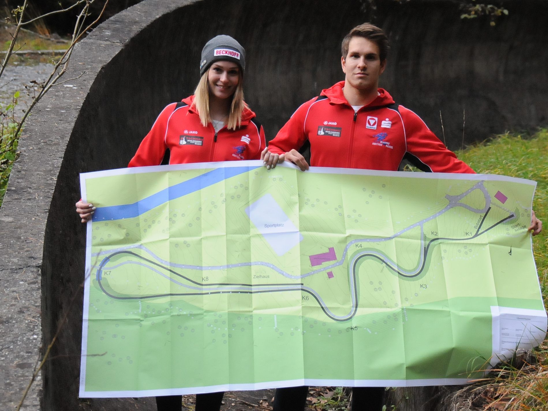 Katrin Heinzelmaier und Thomas Steu mit dem Plan der neuen Rodelbahn in Bludenz.
