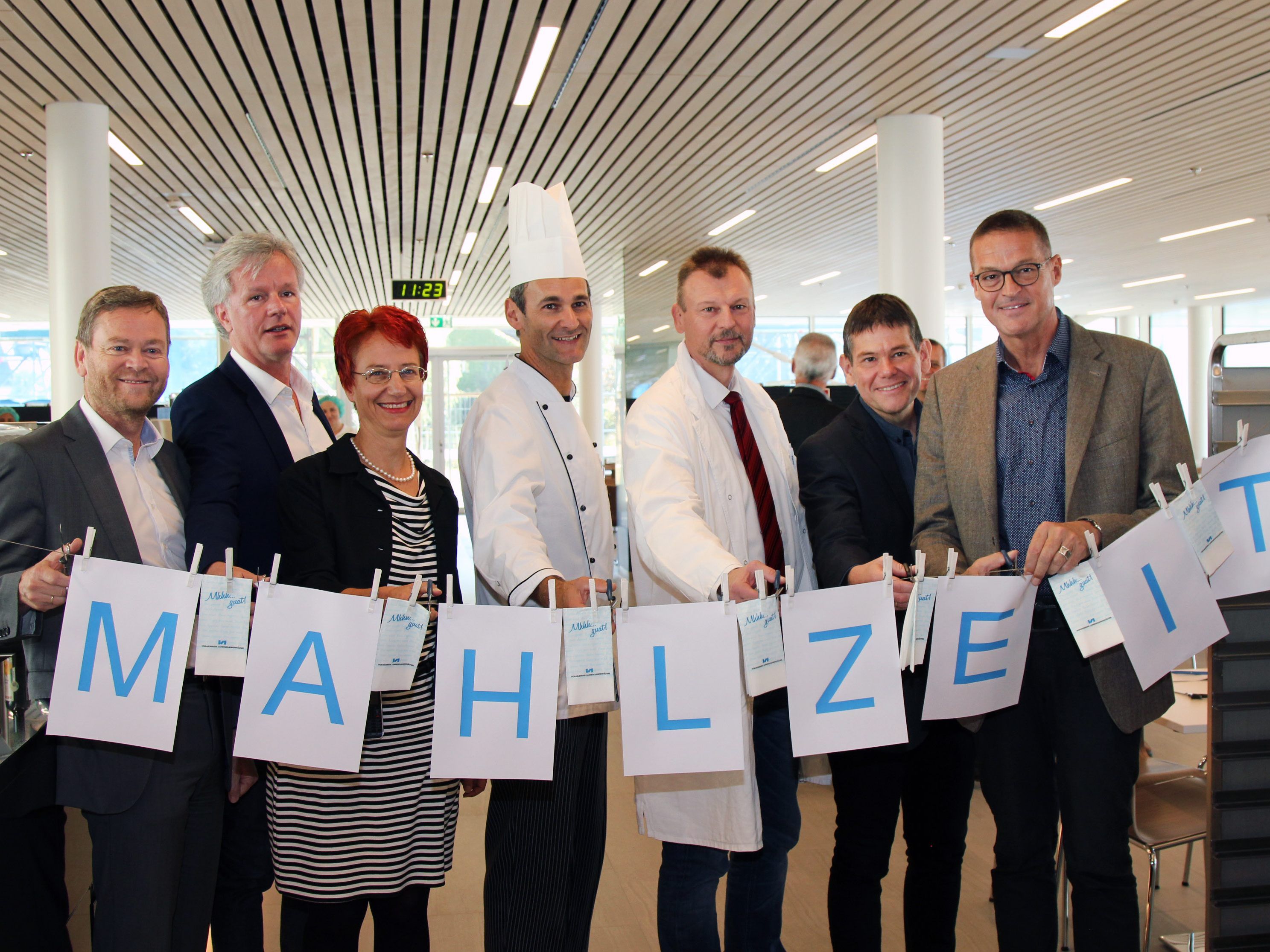 v.l. Verwaltungsdirektor Harald Maikisch, KHBG-Geschäftsführer Gerald Fleisch, Krankenhausseelsorgerin Daniela Bohle-Fritz, Küchenleiter Markus Adlassnig, KHBG-Geschäftsführer Peter Fraunberger, Pflegedirektor Michael Scheffknecht, LR Christian Bernhard. v.l. Verwaltungsdirektor Harald Maikisch, KHBG-Geschäftsführer Gerald Fleisch, Krankenhausseelsorgerin Daniela Bohle-Fritz, Küchenleiter Markus Adlassnig, KHBG-Geschäftsführer Peter Fraunberger, Pflegedirektor Michael Scheffknecht, LR Christian Bernhard.