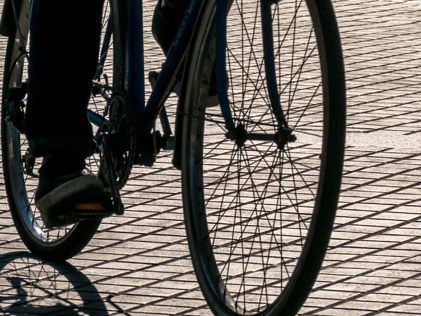 Die 76-Jährige touchierte mit ihrem Lenker eine Schranke und kam zu Sturz.