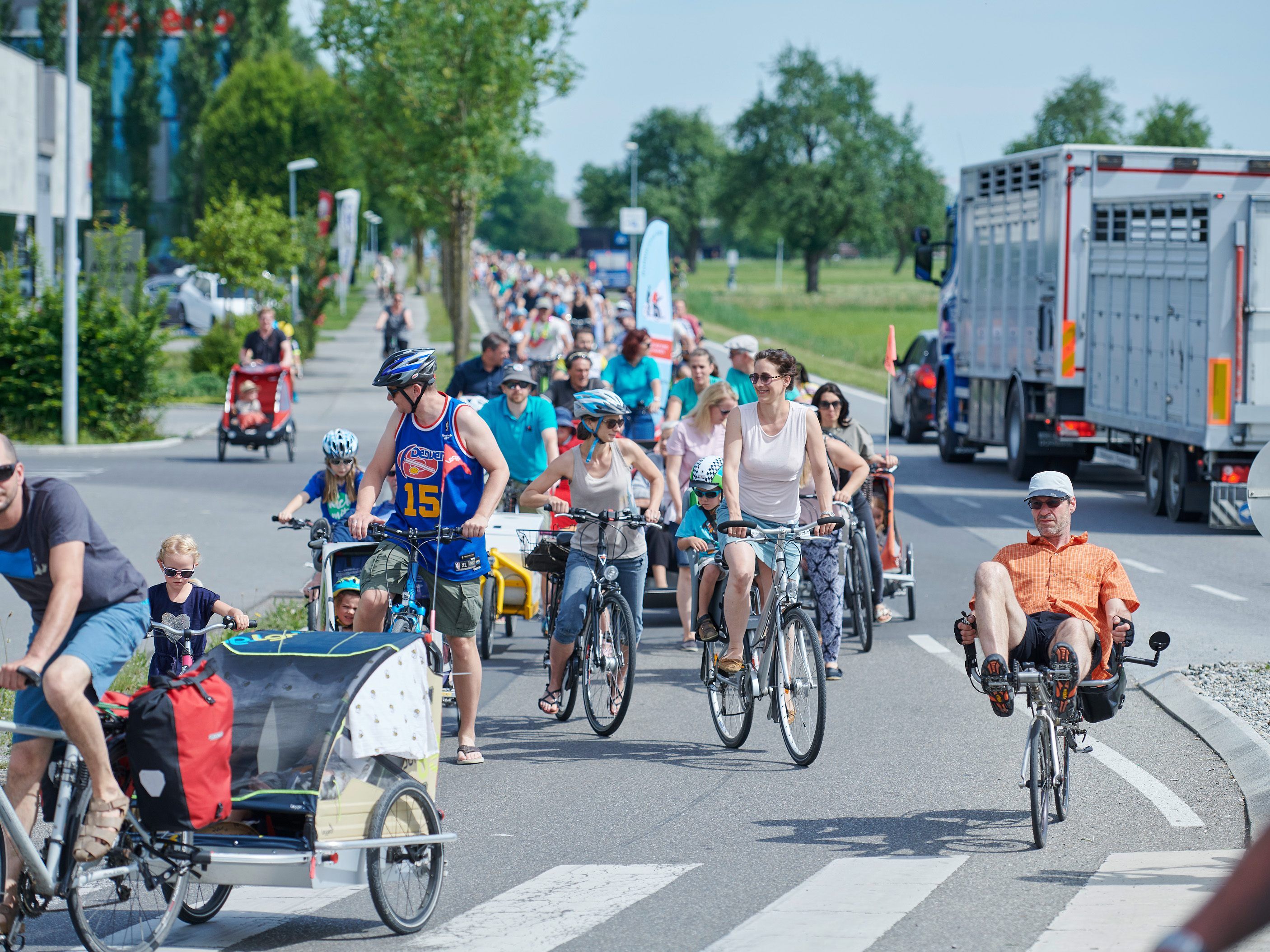 Die Lustenauerinnen und Lustenauer haben beim Fahrradwettbewerb 2018 fast 725.000 Kilometer zurückgelegt und sind somit 18 Mal rund um die Erde geradelt. Die Lustenauerinnen und Lustenauer haben beim Fahrradwettbewerb 2018 fast 725.000 Kilometer zurückgelegt und sind somit 18 Mal rund um die Erde geradelt.