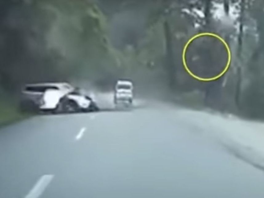 Großes Glück für SUV-Fahrer in China - Fels fliegt nur Millimeter vorbei. Großes Glück für SUV-Fahrer in China - Fels fliegt nur Millimeter vorbei.