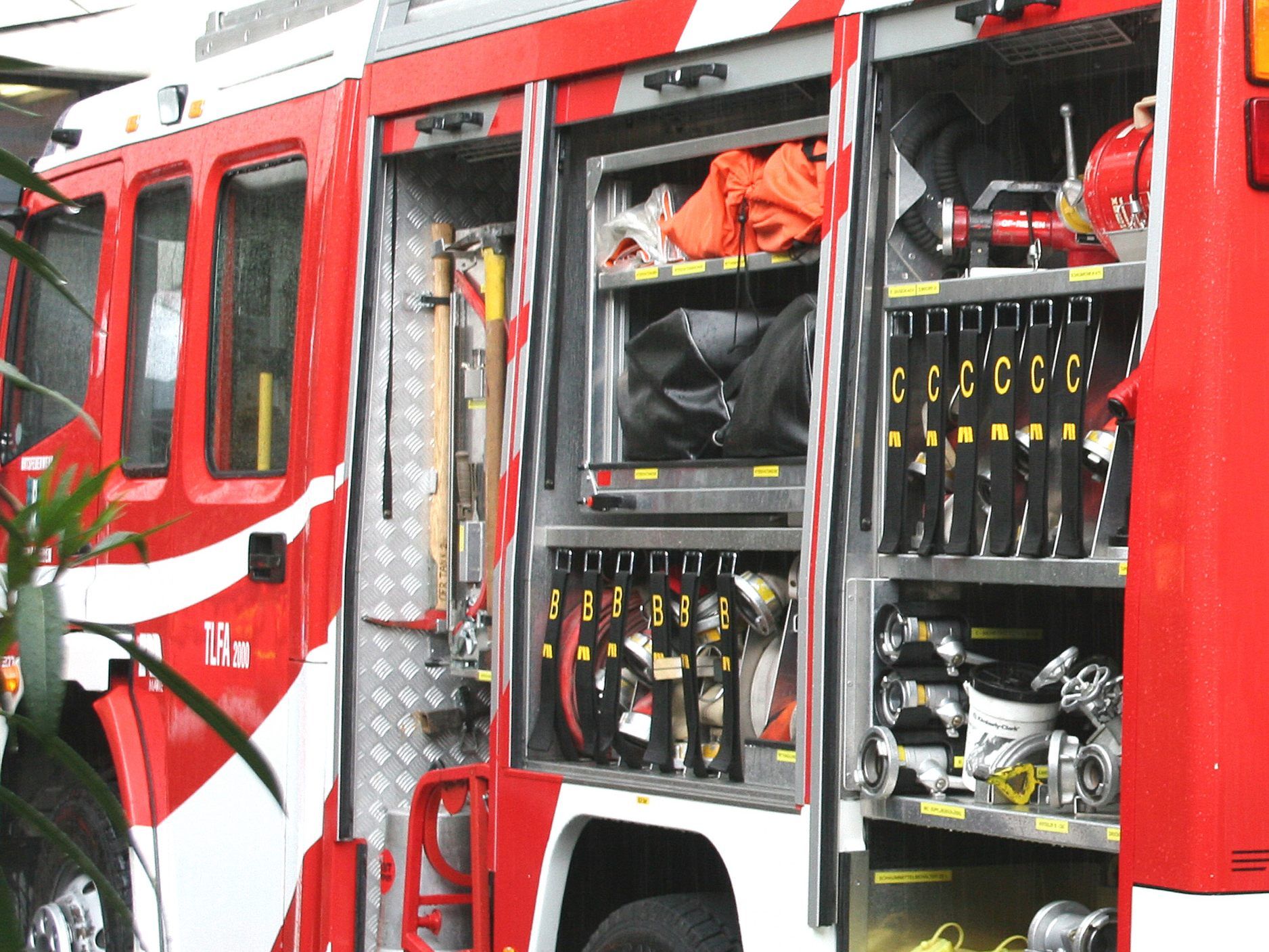 Die Feuerwehr Hard musste löschen und in der Folge auch Erdreich abtragen. Die Feuerwehr Hard musste löschen und in der Folge auch Erdreich abtragen.