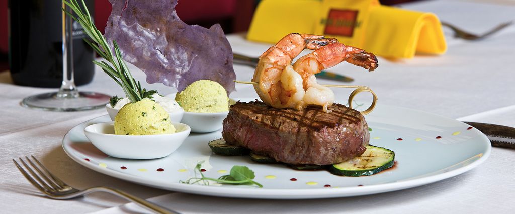 Köstlicher Klassiker: Surf & Turf mit Huftsteak und Garnelen.