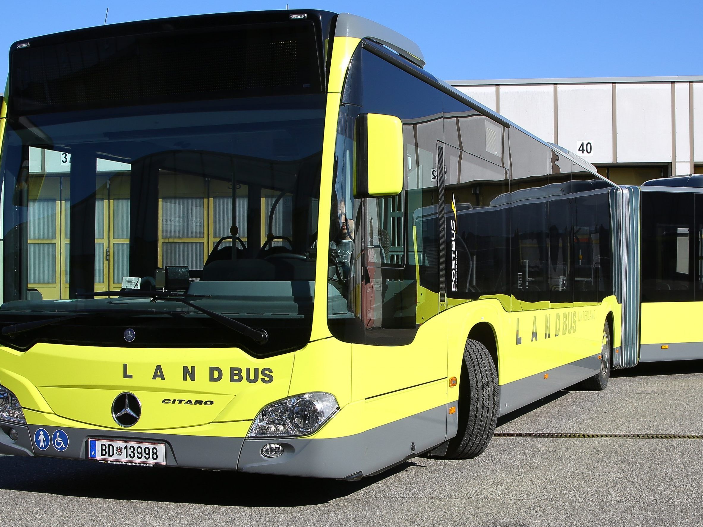 Die Lenkerin und ein Fahrgast des Gelenkbusses wurden leicht verletzt (Symbolbild).