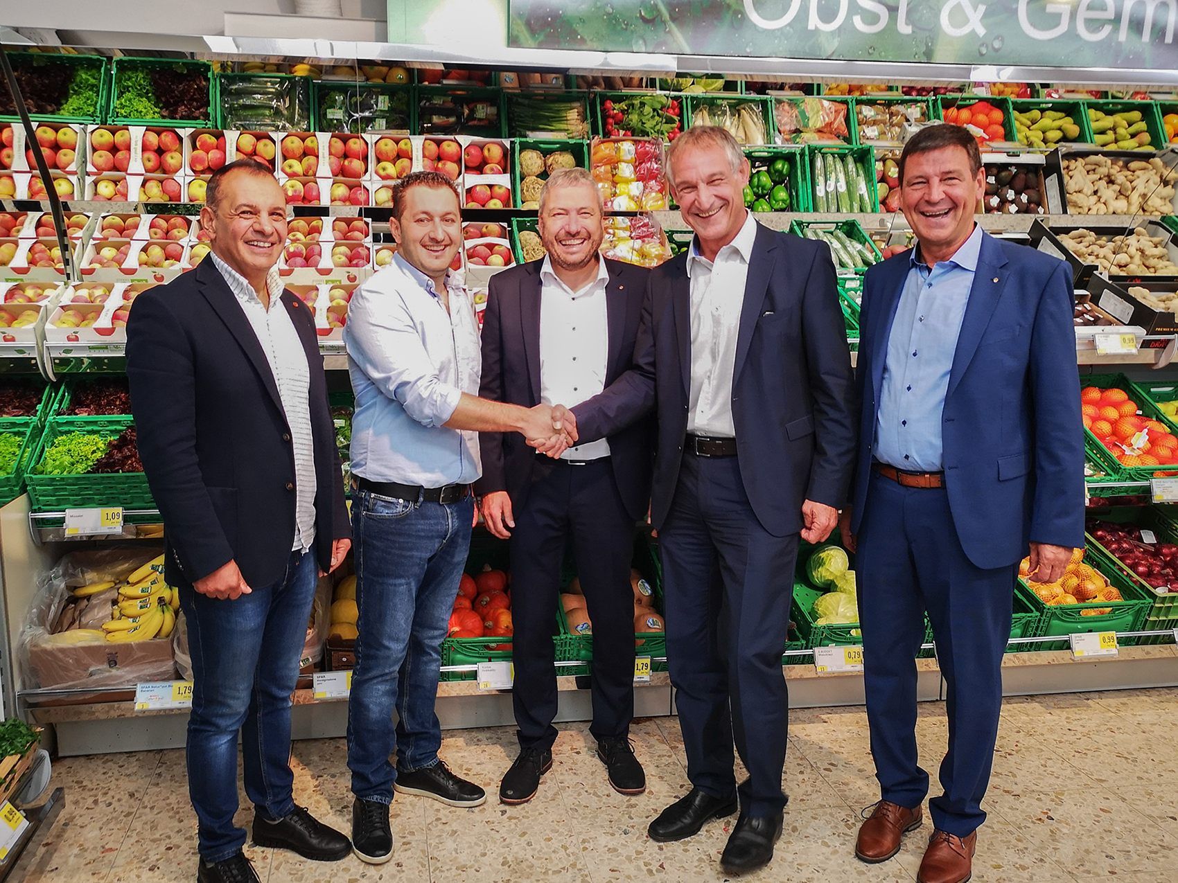 Bürgermeister Markus Linhart (2.vr) und SPAR Vorarlberg Geschäftsführer Gerhard Ritter (r.) sowie Vertriebsleiter Thomas Schwärzler (mitte) gratulieren dem neuen SPAR-Kaufmann Sezer Karakoc (2.vl) und seinem Vater Ali Karakoc (l.) Bürgermeister Markus Linhart (2.vr) und SPAR Vorarlberg Geschäftsführer Gerhard Ritter (r.) sowie Vertriebsleiter Thomas Schwärzler (mitte) gratulieren dem neuen SPAR-Kaufmann Sezer Karakoc (2.vl) und seinem Vater Ali Karakoc (l.)