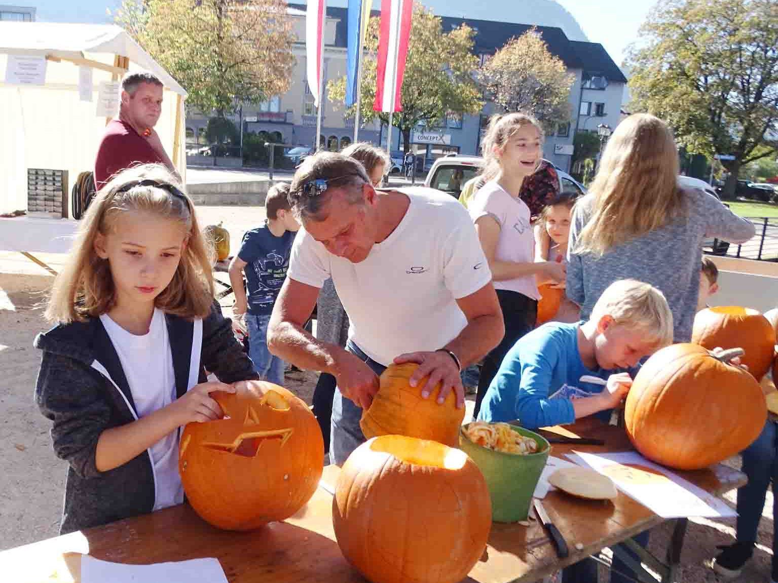Nicht nur Kinder hatten ihre Freude beim Kürbisschnitzen auf dem Emser Schlossplatz. Nicht nur Kinder hatten ihre Freude beim Kürbisschnitzen auf dem Emser Schlossplatz.