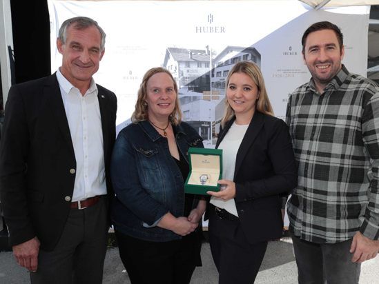 Der Bregenzer Bürgermeister Markus Linhart (l.) und Manuel Müller (r.) von Huber Fine Watches & Jewellery umrahmen die Übergabe der Rolex durch Vanessa (2. v. r.) von Huber Fine Watches & Jewellery an Sabine Wilsdorf aus Schlins.