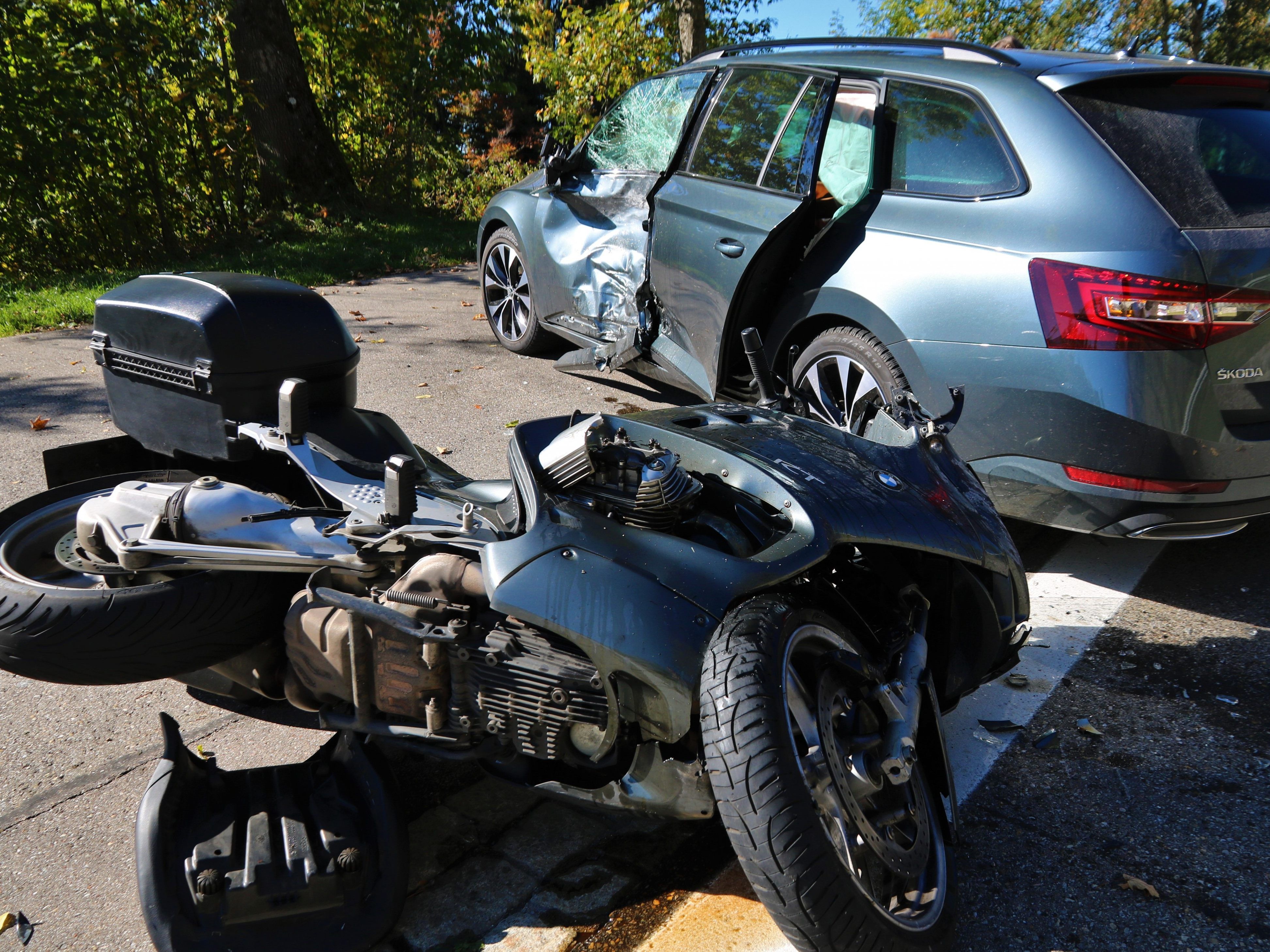 Der Motorradfahrer übersah, dass eine Autofahrerin nach links abbiegen wollte.