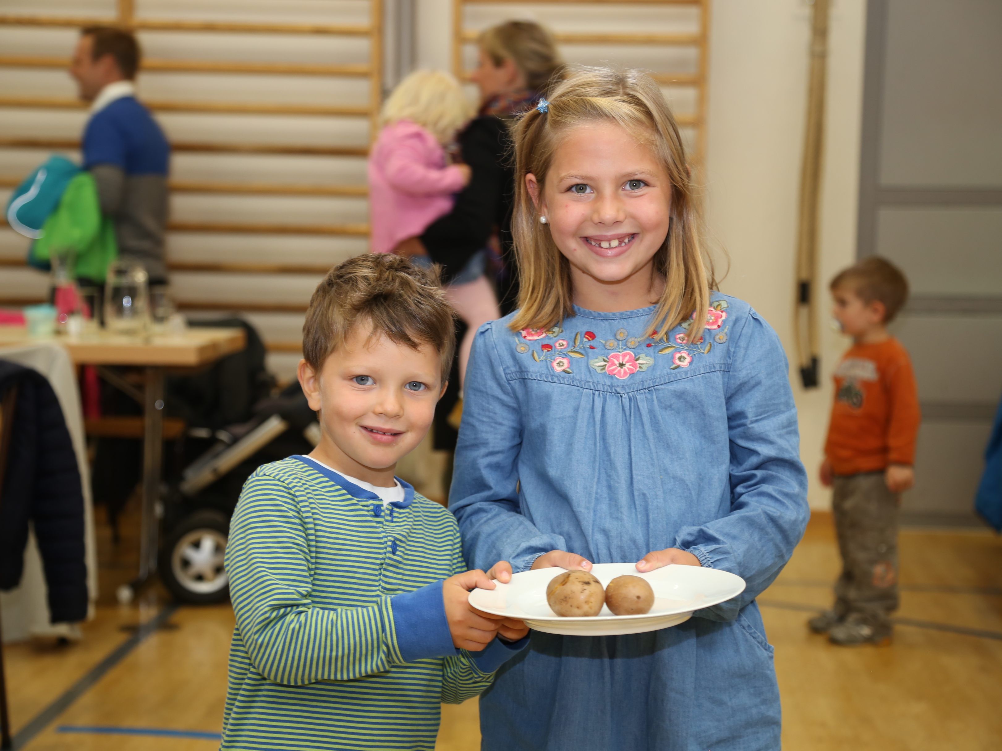 Emil und Lena schmecken die leckeren Kartoffeln. Emil und Lena schmecken die leckeren Kartoffeln.