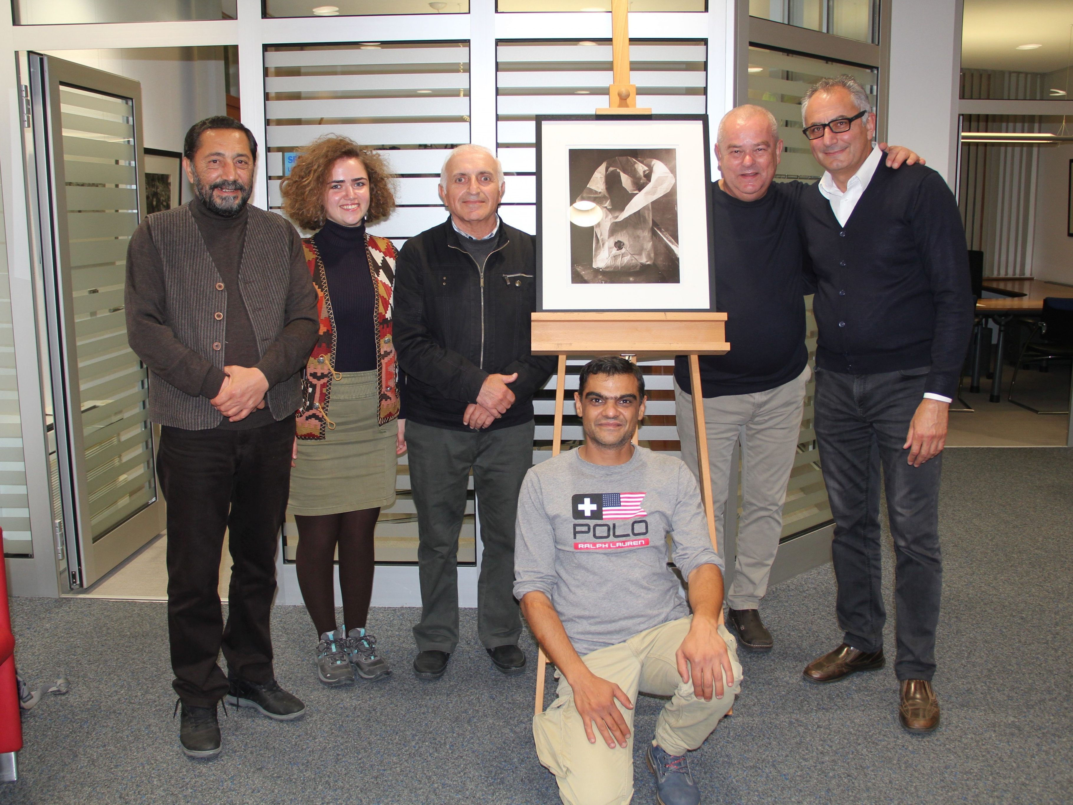 Das Foto „Seele“ umringt von den armenischen Künstlern bei der Vernissage. Das Foto „Seele“ umringt von den armenischen Künstlern bei der Vernissage.