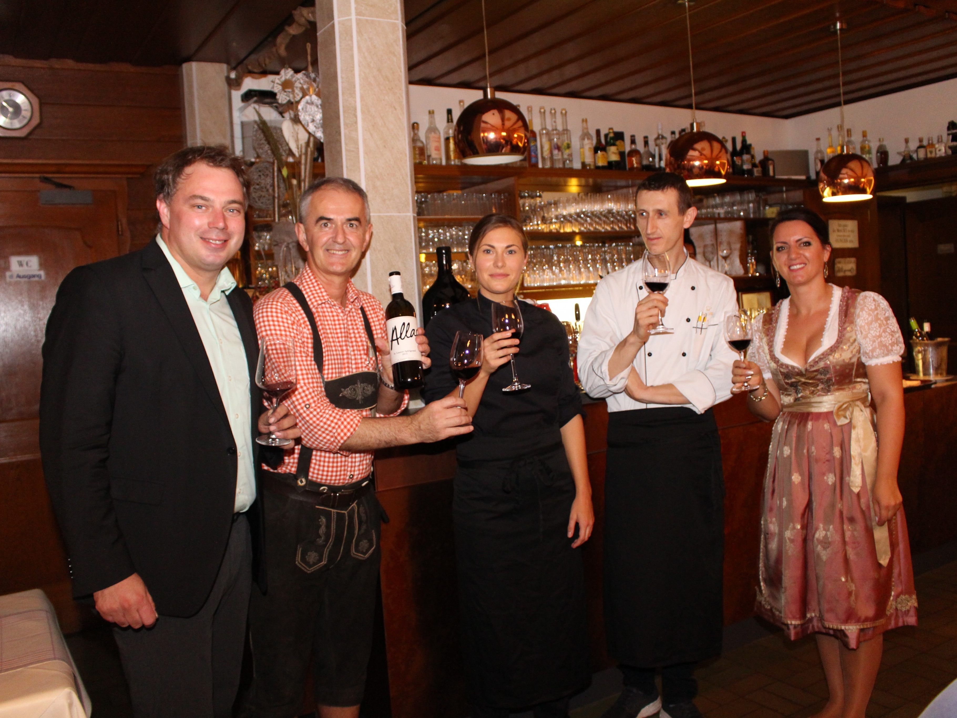 Gerhard Allacher, Victor Dusevic, Lisa Vaschauner, Elvis Hotaj und Anita Dusevic auf dem Weinkulinarium Gerhard Allacher, Victor Dusevic, Lisa Vaschauner, Elvis Hotaj und Anita Dusevic auf dem Weinkulinarium