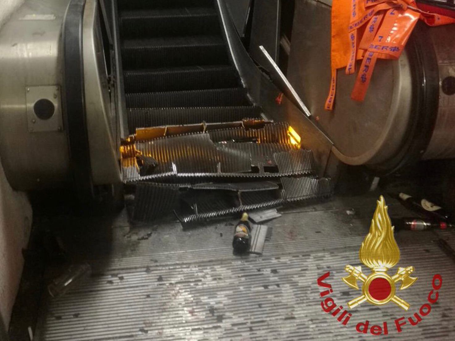 Die zerstörte Rolltreppe.