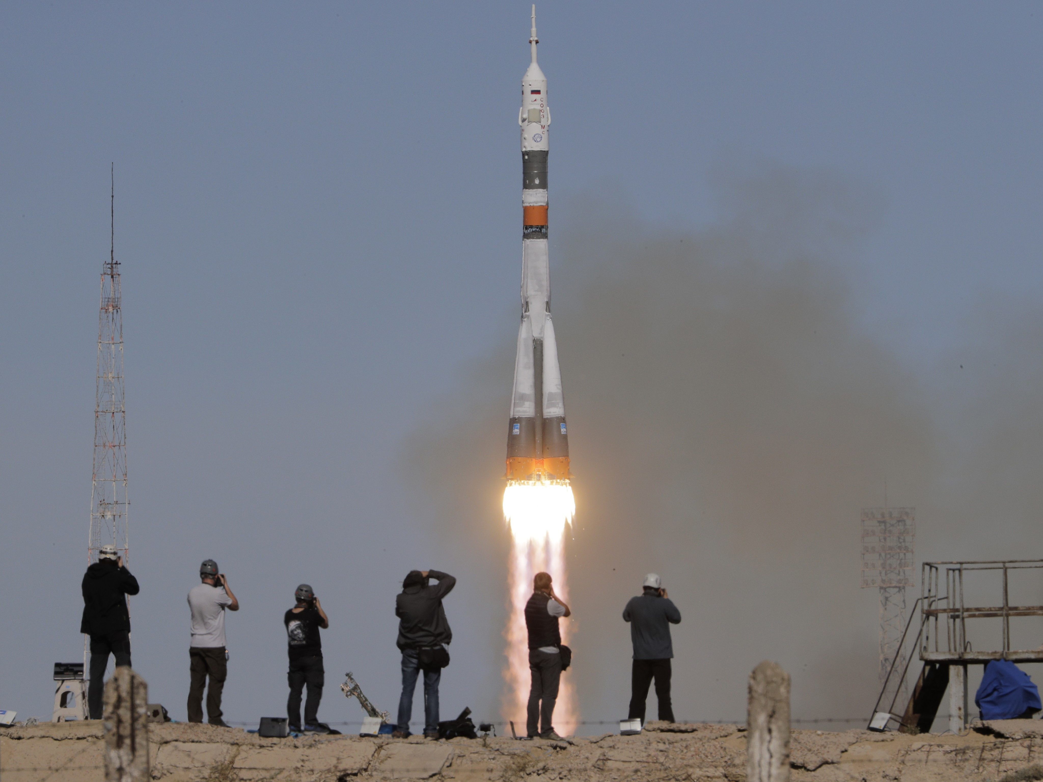 Beim Start einer russischen Sojus-Rakete mit zwei Astronauten an Bord kam es zu Problemen. Beim Start einer russischen Sojus-Rakete mit zwei Astronauten an Bord kam es zu Problemen.