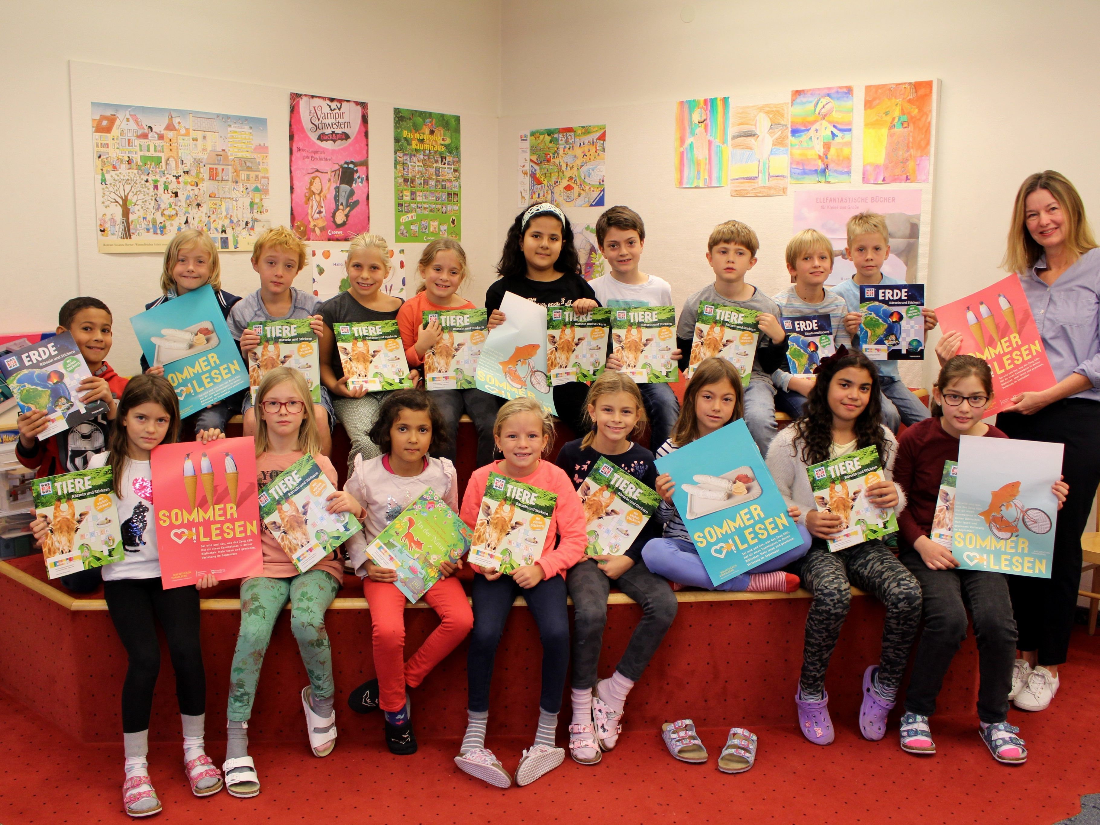 Im Rahmen der „Aktion Sommerlesen“ konnten sich bei der Preisverteilung in der Lochauer Bücherei-Spielothek auch zahlreiche junge Leserinnen und Leser aus der Volksschule über einen kleinen „Buchpreis“ freuen. Im Rahmen der „Aktion Sommerlesen“ konnten sich bei der Preisverteilung in der Lochauer Bücherei-Spielothek auch zahlreiche junge Leserinnen und Leser aus der Volksschule über einen kleinen „Buchpreis“ freuen.