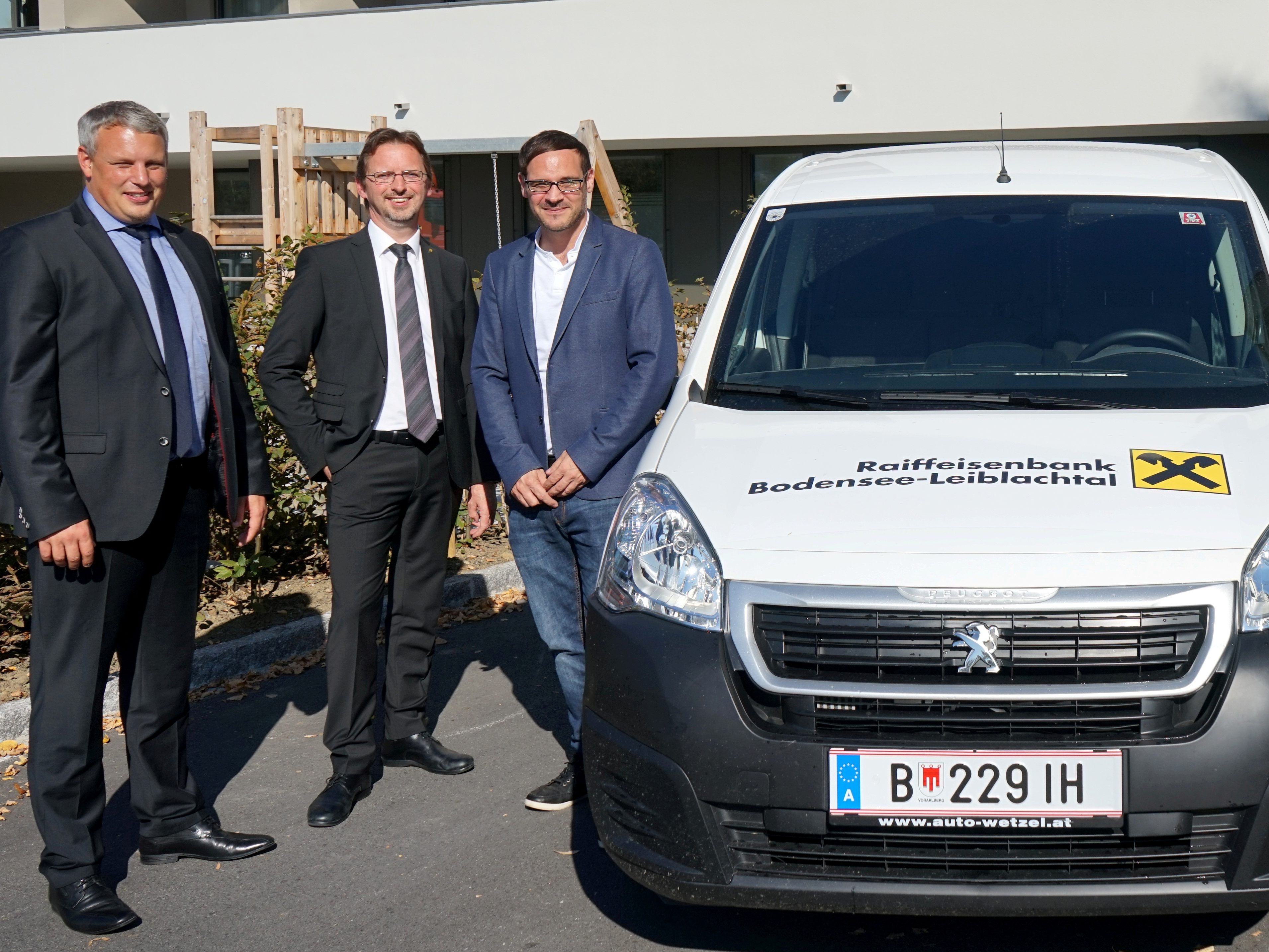 Fahrzeugübergabe im Rahmen des Raiffeisen-Sponsorings für die Aktion „Essen auf Rädern“ in Hörbranz: Raiba-Regionsleiter Christian Eienbach, Raiba-Vorstand Hubert Gieselbrecht und Geschäftsführer Franco Luchetta (Sozialzentrum).