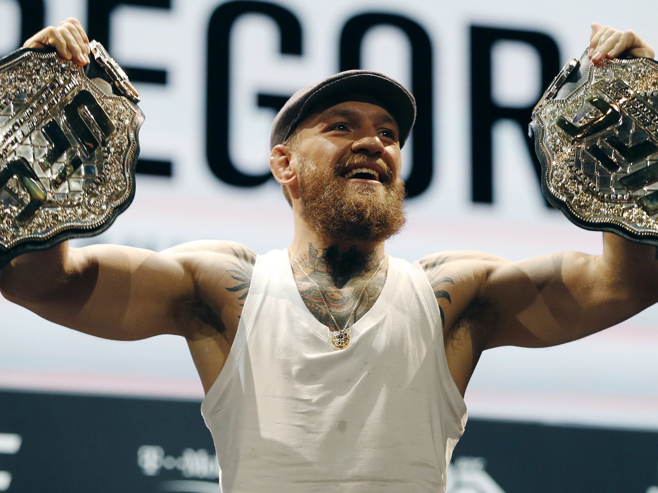 McGregor gibt mit zwei UFC-Gürteln an, die ihm längst nicht mehr gehören. McGregor gibt mit zwei UFC-Gürteln an, die ihm längst nicht mehr gehören.
