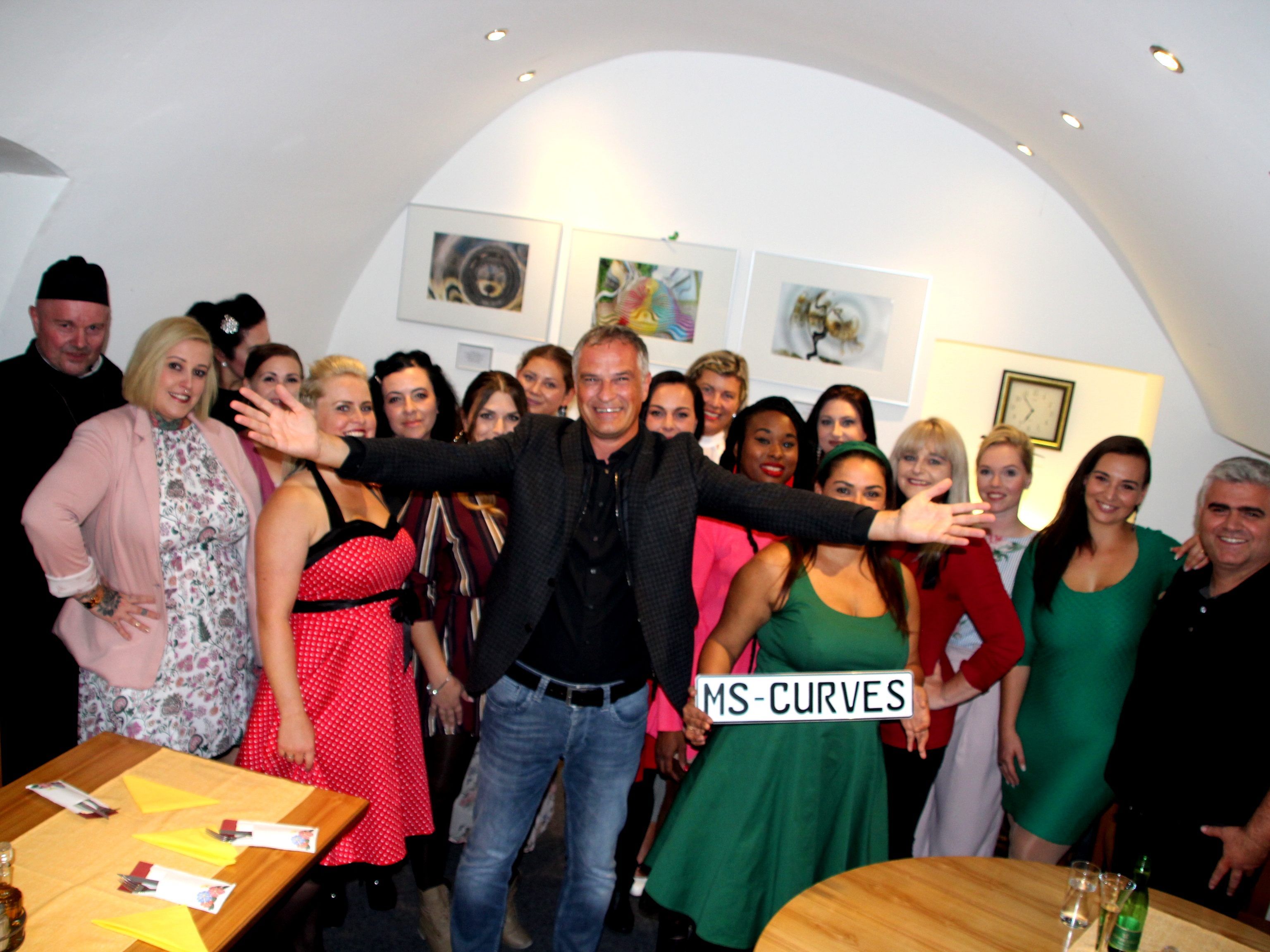 Die Finalistinnen der Ms Curves Wahl 2018 besuchten zum ersten offiziellen Pressetermin die Alpenstadt Bludenz und wurden vom Ristorante-Pizzeria Antonio-Team bestens betreut. Die Finalistinnen der Ms Curves Wahl 2018 besuchten zum ersten offiziellen Pressetermin die Alpenstadt Bludenz und wurden vom Ristorante-Pizzeria Antonio-Team bestens betreut.