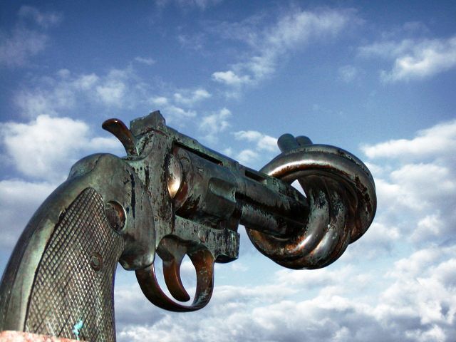 "Nonviolence" heißt das Denkmal von Reuterswärd von der UNO in New York. "Nonviolence" heißt das Denkmal von Reuterswärd von der UNO in New York.