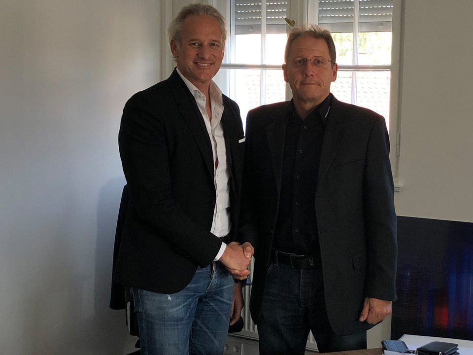 Martin Ohneberg und Werner Wackershauser bei der Vertragsunterzeichnung. Martin Ohneberg und Werner Wackershauser bei der Vertragsunterzeichnung.