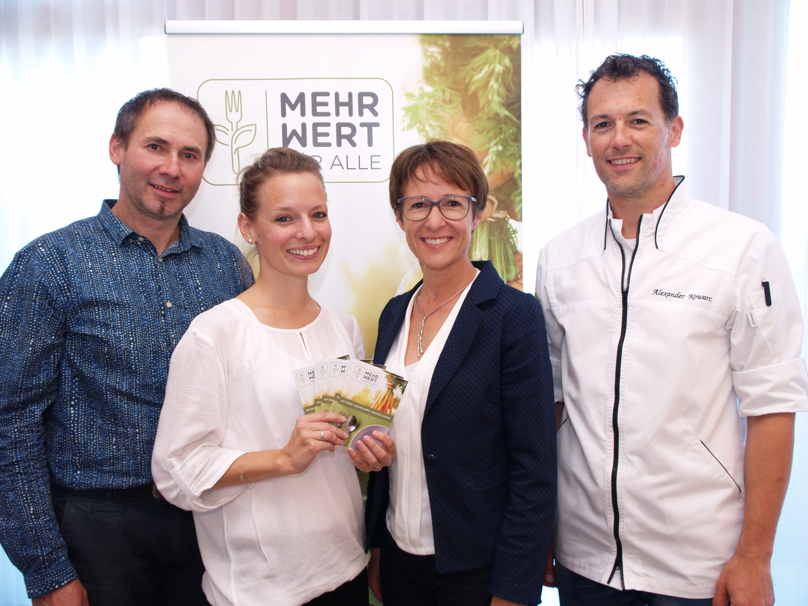 Das Mehrwert-Team mit Bertram Martin (Vorstand Trägerverein), Projektassistentin Juliane Feurstein, Projektleiterin Angelika Stöckler und Alex Kowarc (MW-Beauftragter) Das Mehrwert-Team mit Bertram Martin (Vorstand Trägerverein), Projektassistentin Juliane Feurstein, Projektleiterin Angelika Stöckler und Alex Kowarc (MW-Beauftragter)