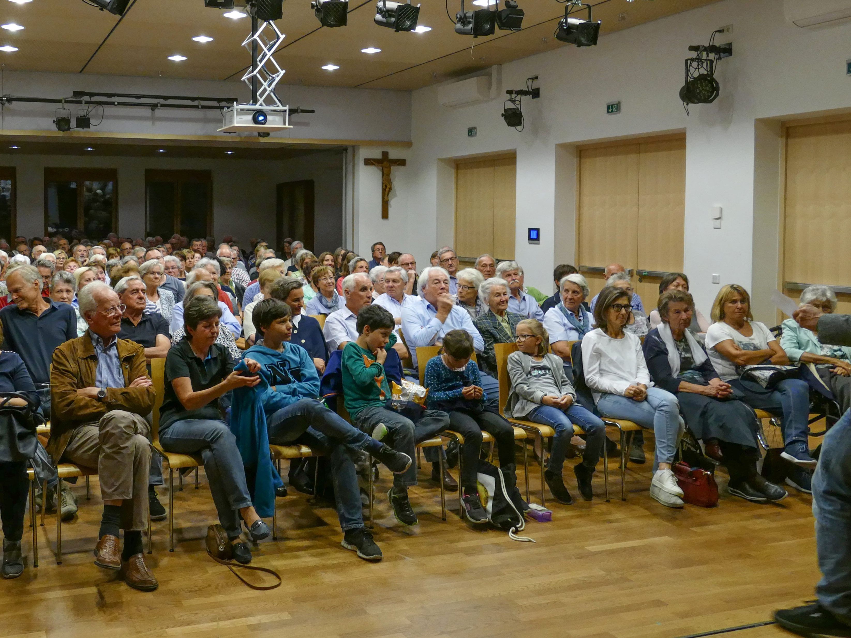 Gespanntes Publikum im Theresienheim bei der kurzen Einführung durch Oliver Heinzle vom Historischen Archiv. Gespanntes Publikum im Theresienheim bei der kurzen Einführung durch Oliver Heinzle vom Historischen Archiv.