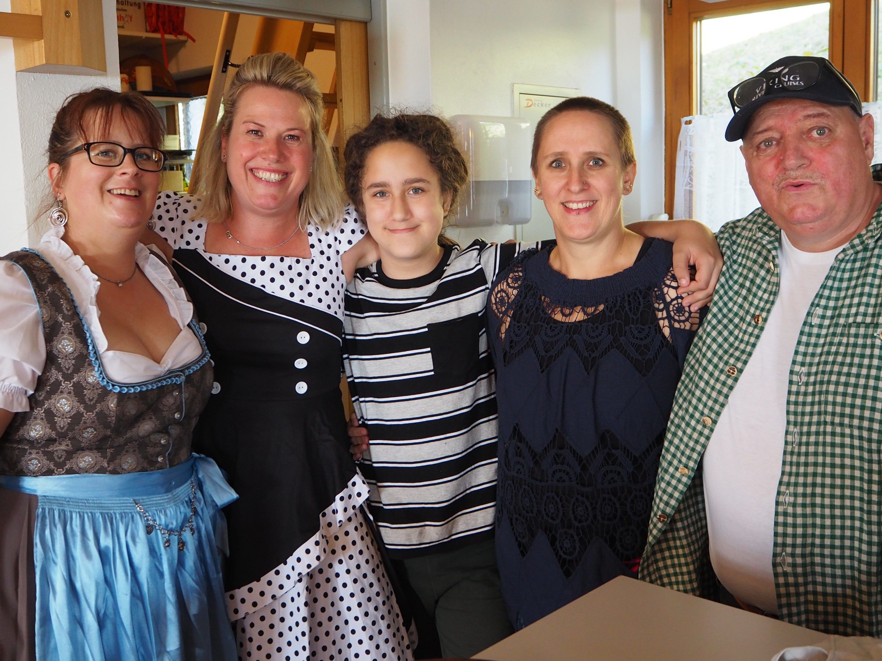 Sabine's Fraxner Stuba Team: (v.li.) Manuela, Chefin Sabine Küng, Denniz, Jasmine, Dieter Küng. Sabine's Fraxner Stuba Team: (v.li.) Manuela, Chefin Sabine Küng, Denniz, Jasmine, Dieter Küng.
