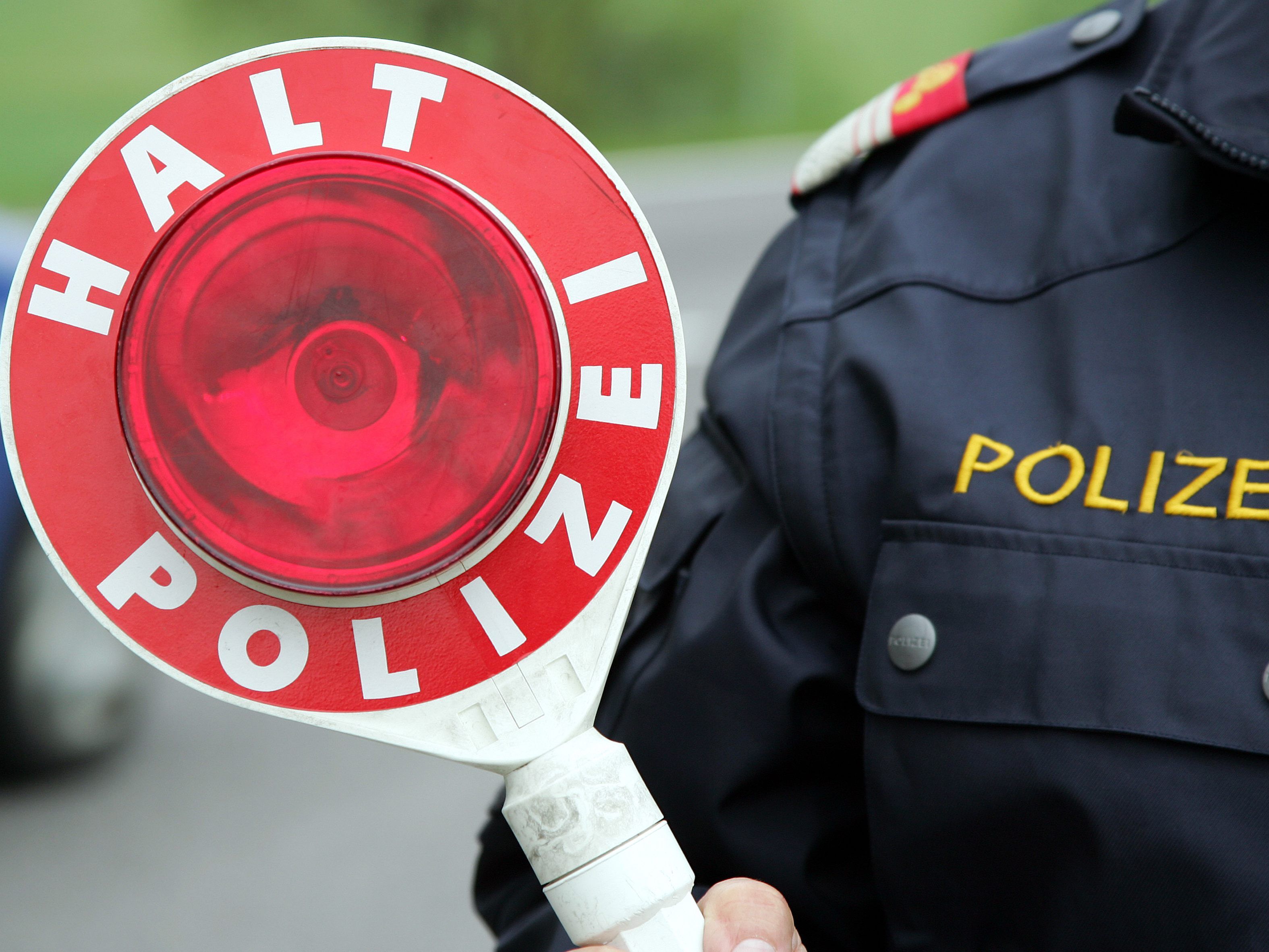 Der Pkw hatte zwei verschiedene gestohlene Kennzeichen montiert - Lenker flüchtete.