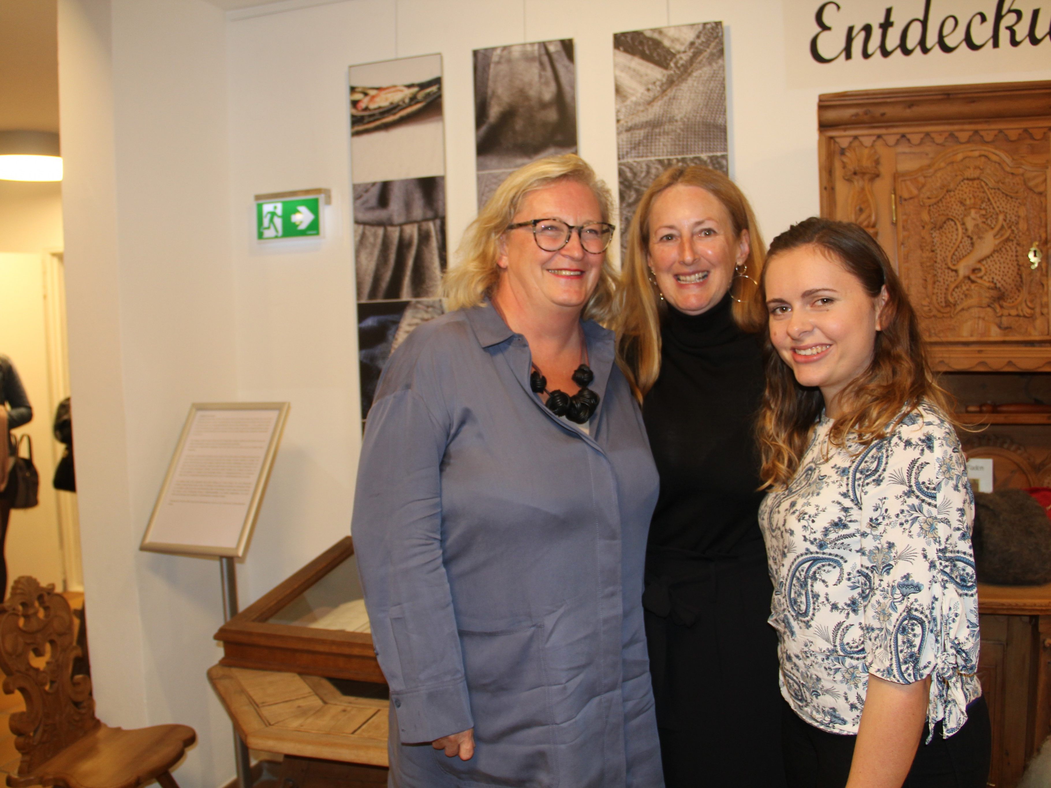 Professor Wilbirg Reiter-Heinisch mit Initiatorin Elisabeth Walch vom Heimatmuseum Schruns und Studentin Selina Dobler.