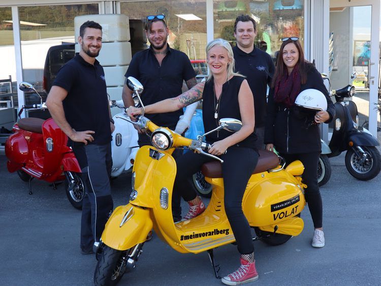 Fabian Tschuggmel (1.v.l.), Daniel Oberhauser (2.v.r.) und Sara Stiegelmair (1.v.r) übergaben den Roller an Sandra Ecker Fabian Tschuggmel (1.v.l.), Daniel Oberhauser (2.v.r.) und Sara Stiegelmair (1.v.r) übergaben den Roller an Sandra Ecker