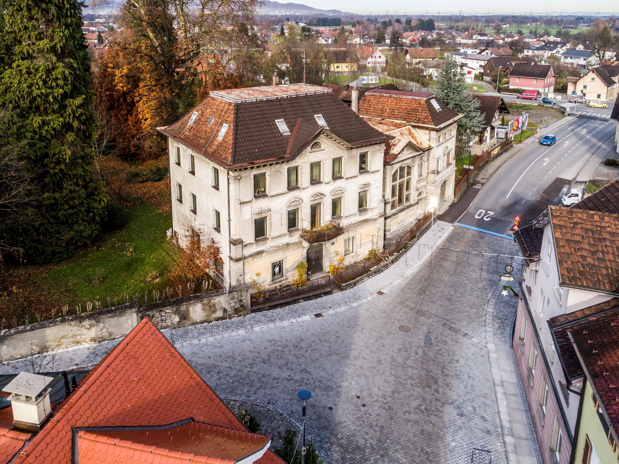 Die Schadenbauer Projekt- und Quartiersentwicklung GmbH und die STC-Swiss Town Consult Development GmbH haben gemeinsam den Auftrag für die Entwicklung des Rosenthal-Areals in Hohenems erhalten.