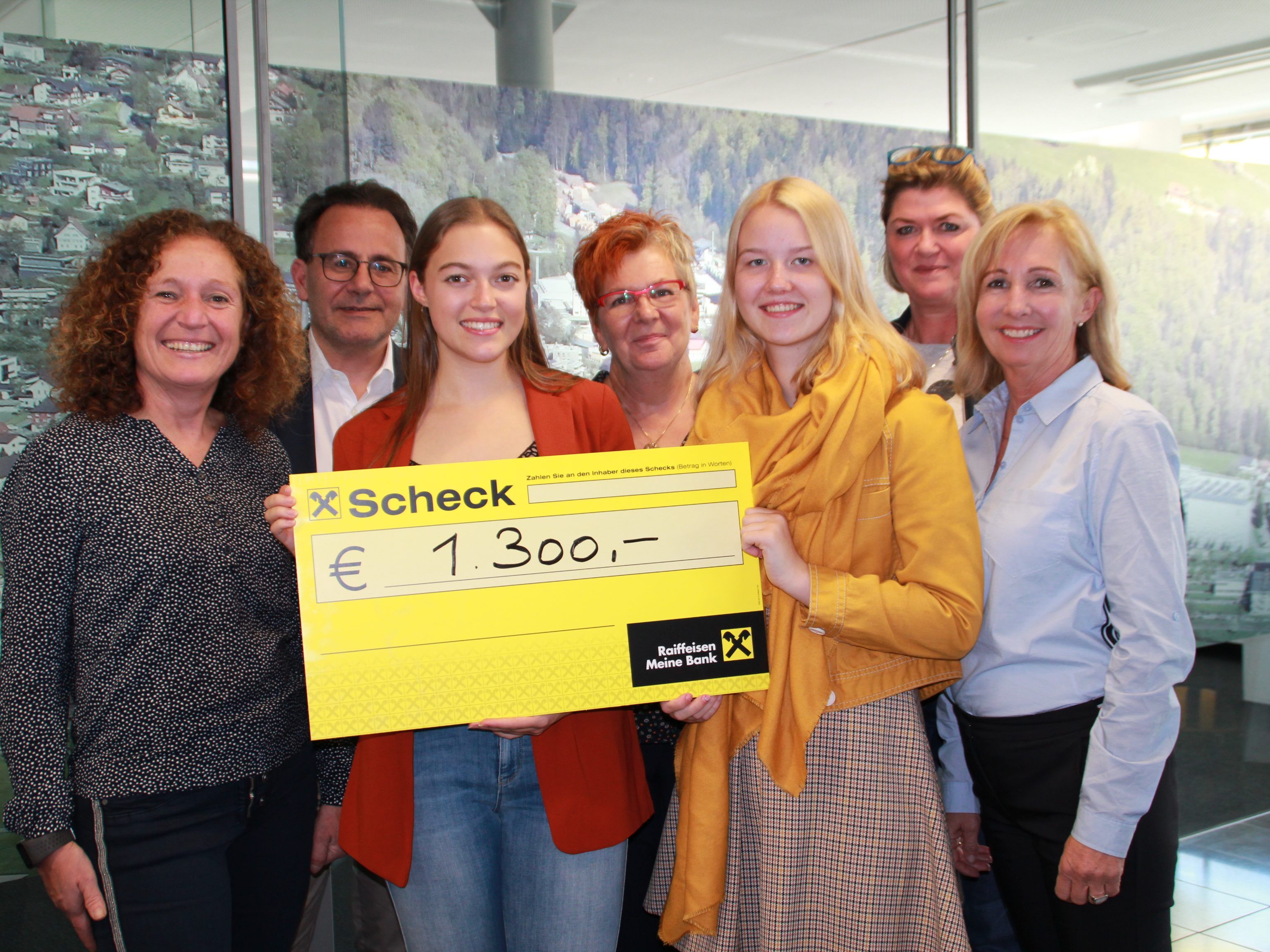Clara und Katharina Böhler übergaben gemeinsam mit Dir. Jürgen Adami den Scheck an das Team von „Hex-Hex – eine zauberhaft Idee“. Clara und Katharina Böhler übergaben gemeinsam mit Dir. Jürgen Adami den Scheck an das Team von „Hex-Hex – eine zauberhaft Idee“.