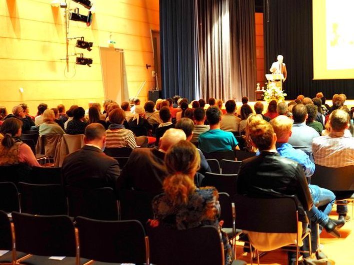 Dr. Christian Spaermann bei seinem Vortrag in Mäder.