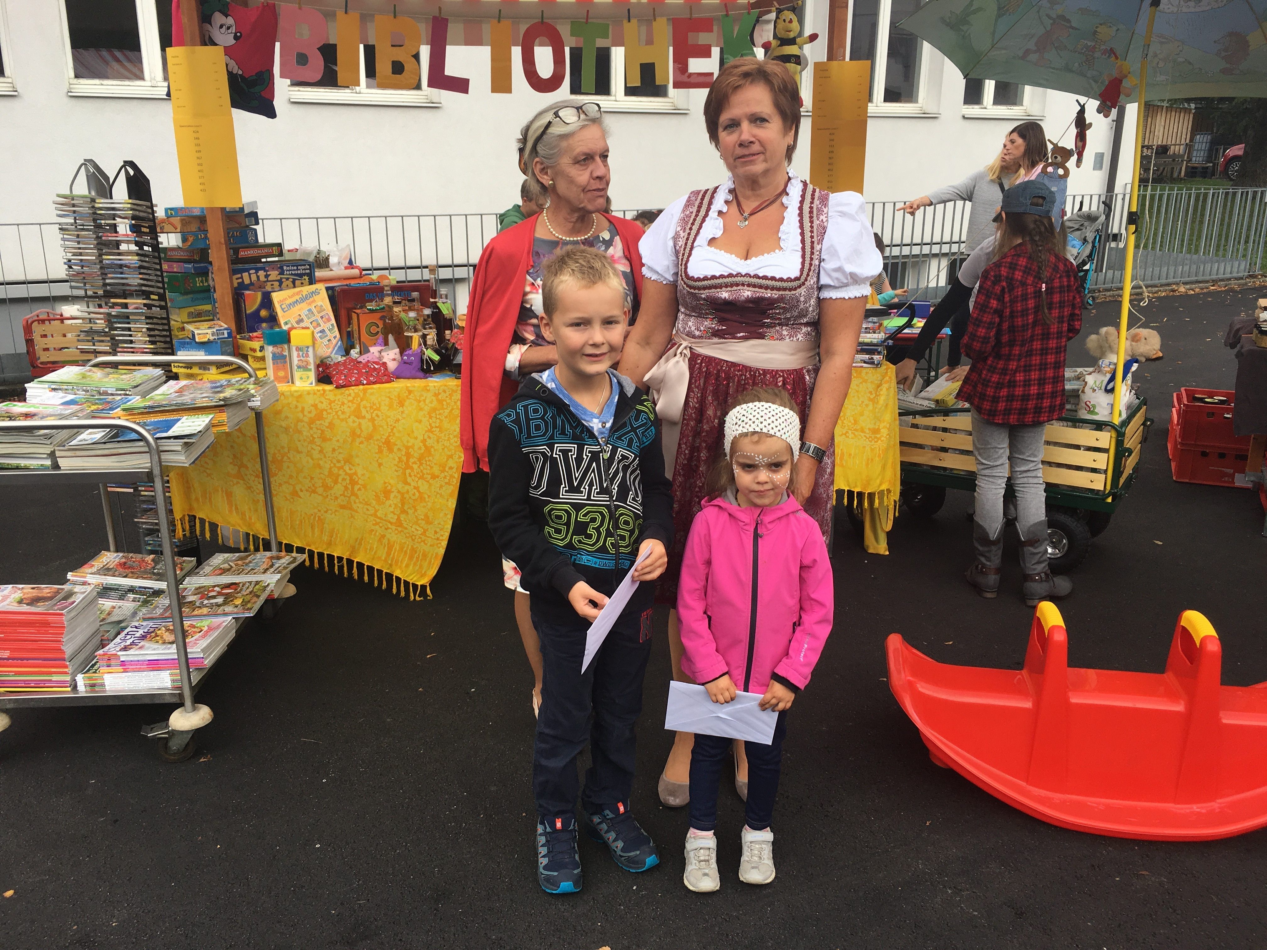 Bürgermeisterin Gabi Mähr und Eveline H. mit den Gewinnern, Katja, Katharina (nicht anwesend) und Valentin.