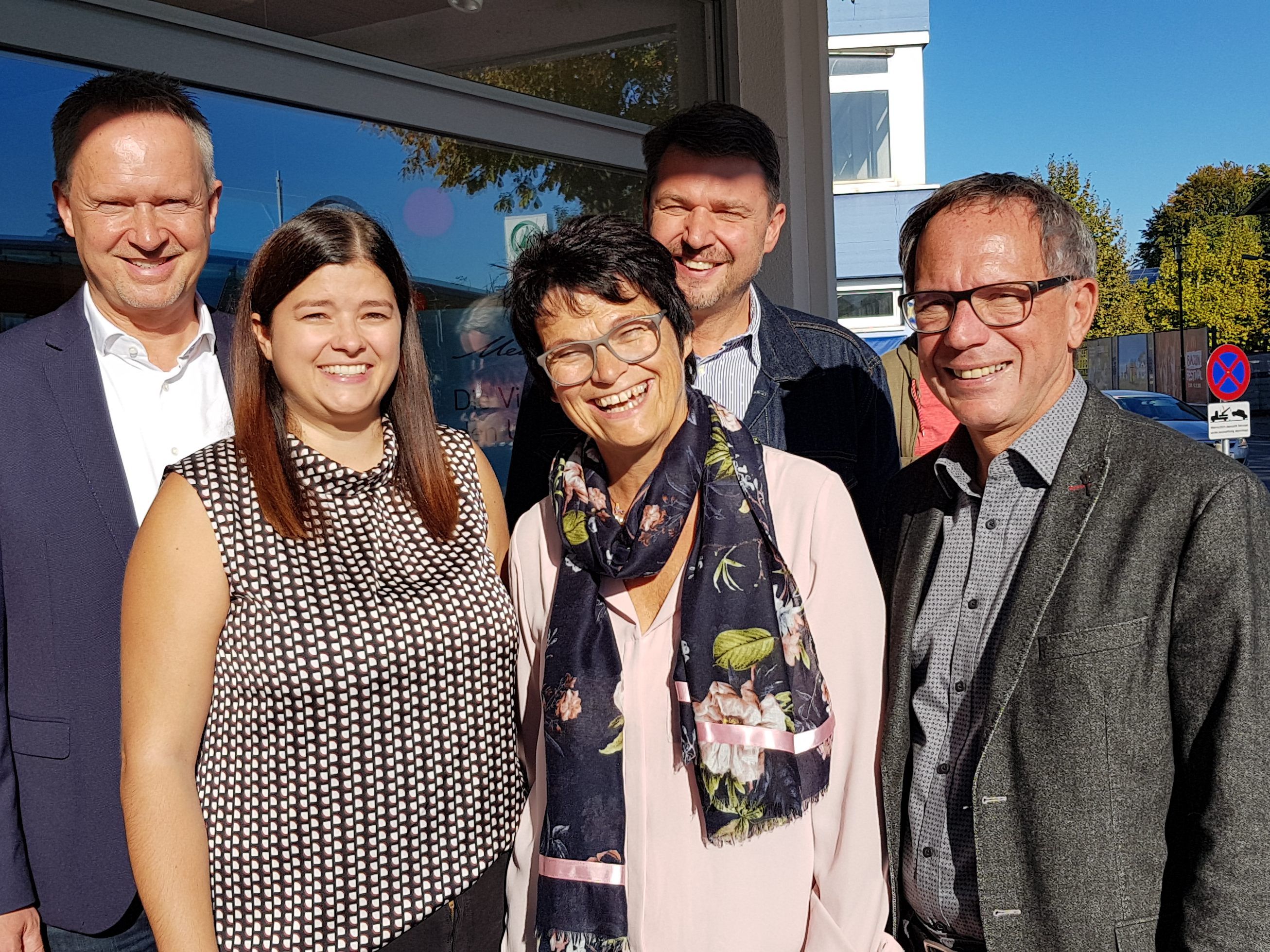 TUI Regionalleiter Herbert Schatz, Bürgermeister Kurt Fischer und Filialleiterin Doris Beer verabschiedeten Hedi und Roland Geiger in den neuen Lebensabschnitt.