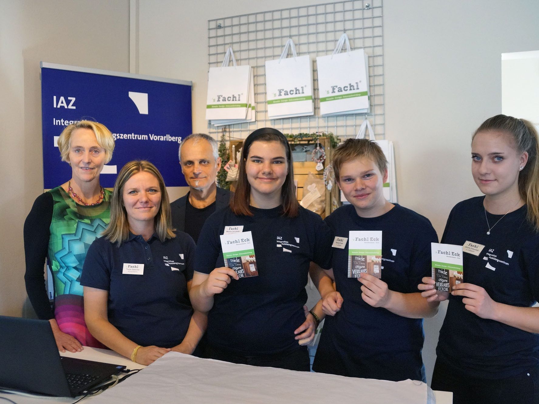 Ulrike Amann (ALLMENDA, l.) und Armin Hotz (3.v.l.) mit seinem IAZ-Team vom „`s Fachl-Eck“. Ulrike Amann (ALLMENDA, l.) und Armin Hotz (3.v.l.) mit seinem IAZ-Team vom „`s Fachl-Eck“.