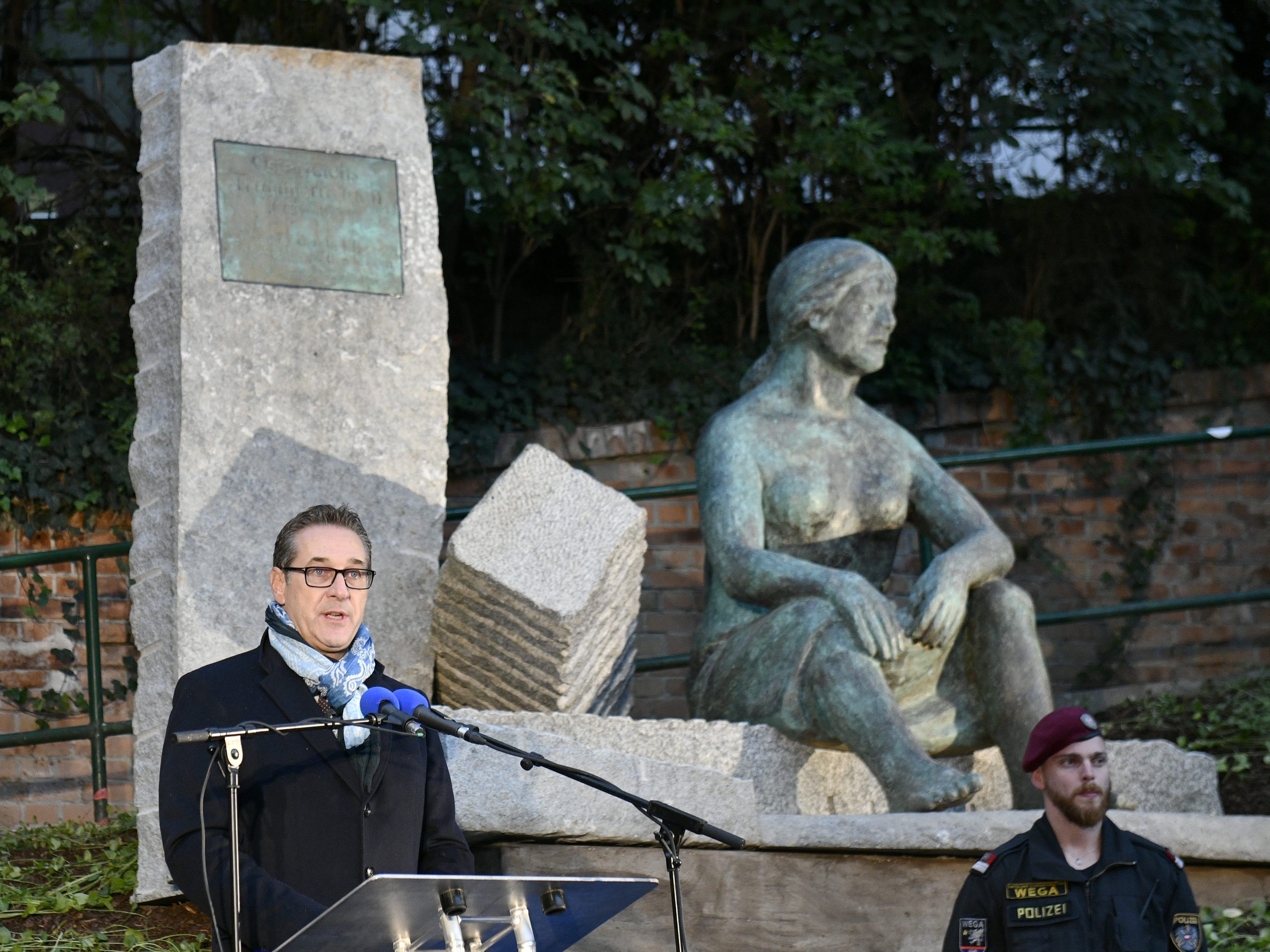 Trümmerfrauen Enthüllung in Wien: NEOS hinterfragen Gardemusik-Auftritt - Wien Aktuell - VIENNA.AT