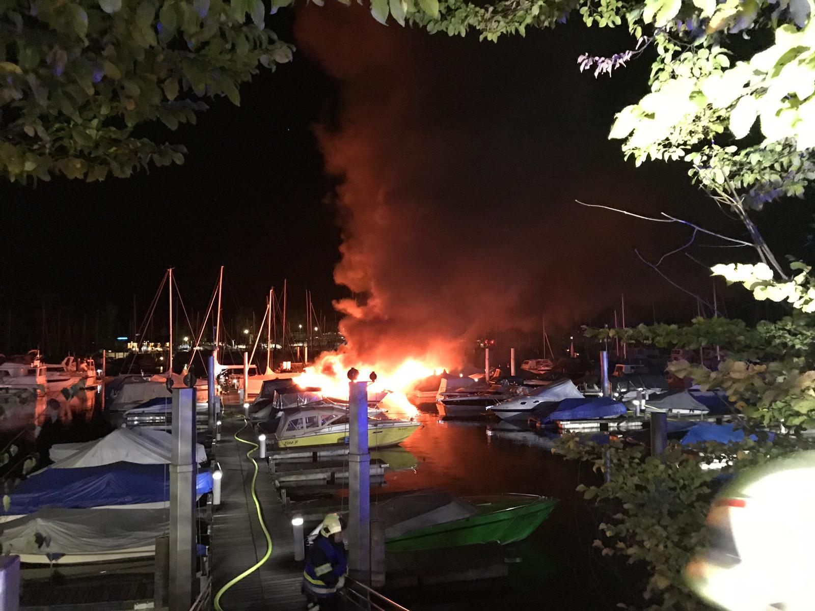 Ein Motorboot hat in der Nacht auf Donnerstag im Yachthafen Feuer gefangen. Ein Motorboot hat in der Nacht auf Donnerstag im Yachthafen Feuer gefangen.