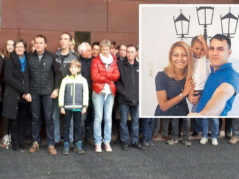Die Bürgerinitiative Pro Asyl Sulzberg setzt sich für die armenisch-iranische Familie ein und versammelte sich am Sonntag vor dem Landeskrankenhaus. Die Bürgerinitiative Pro Asyl Sulzberg setzt sich für die armenisch-iranische Familie ein und versammelte sich am Sonntag vor dem Landeskrankenhaus.