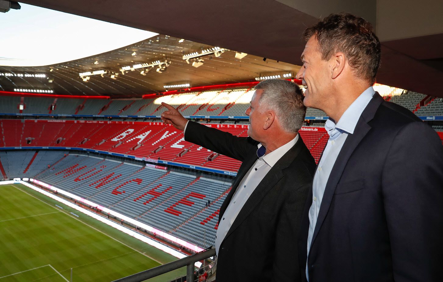 Andreas Jung (rechts) und Alfred Felder in der Allianz Arena München. Andreas Jung (rechts) und Alfred Felder in der Allianz Arena München.