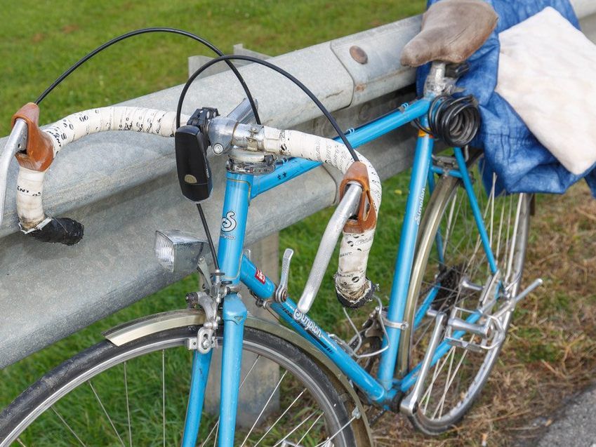 Der 70-jährige Radfahrer kam aus ungeklärter Ursache zu Sturz.