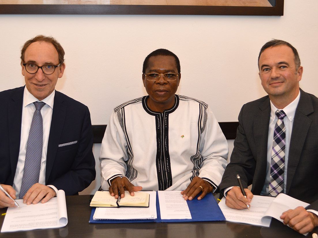 Landesrat Johannes Rauch bei der heutigen (Montag) Vertragsunterzeichnung in Wien gemeinsam mit ADA-Geschäftsführer Martin Ledolter und dem burkinischen Botschafter in Österreich Dieudonné Kéré.