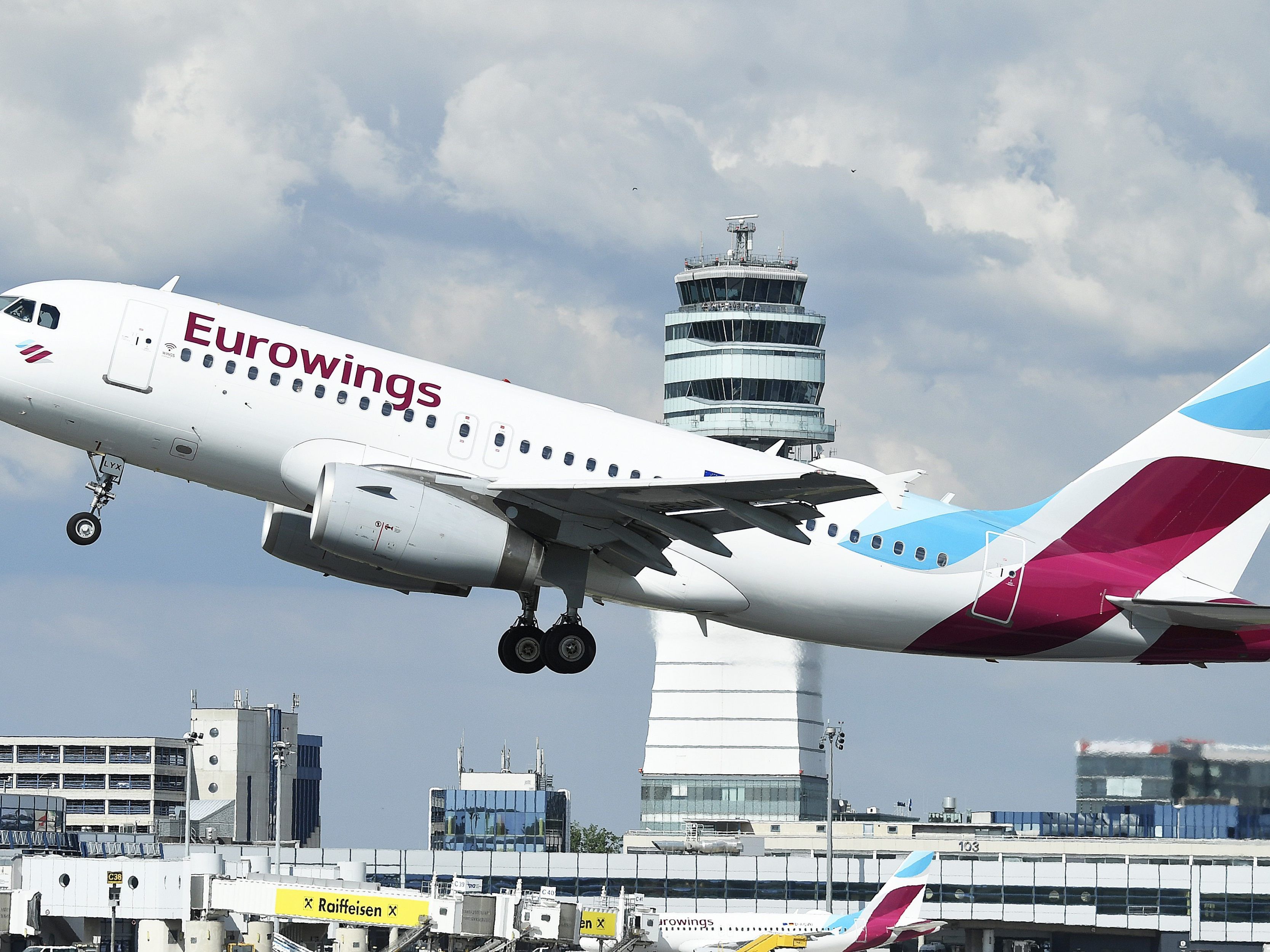 Die Maschine er Linie Eurowings wurde von Technikern überprüft.