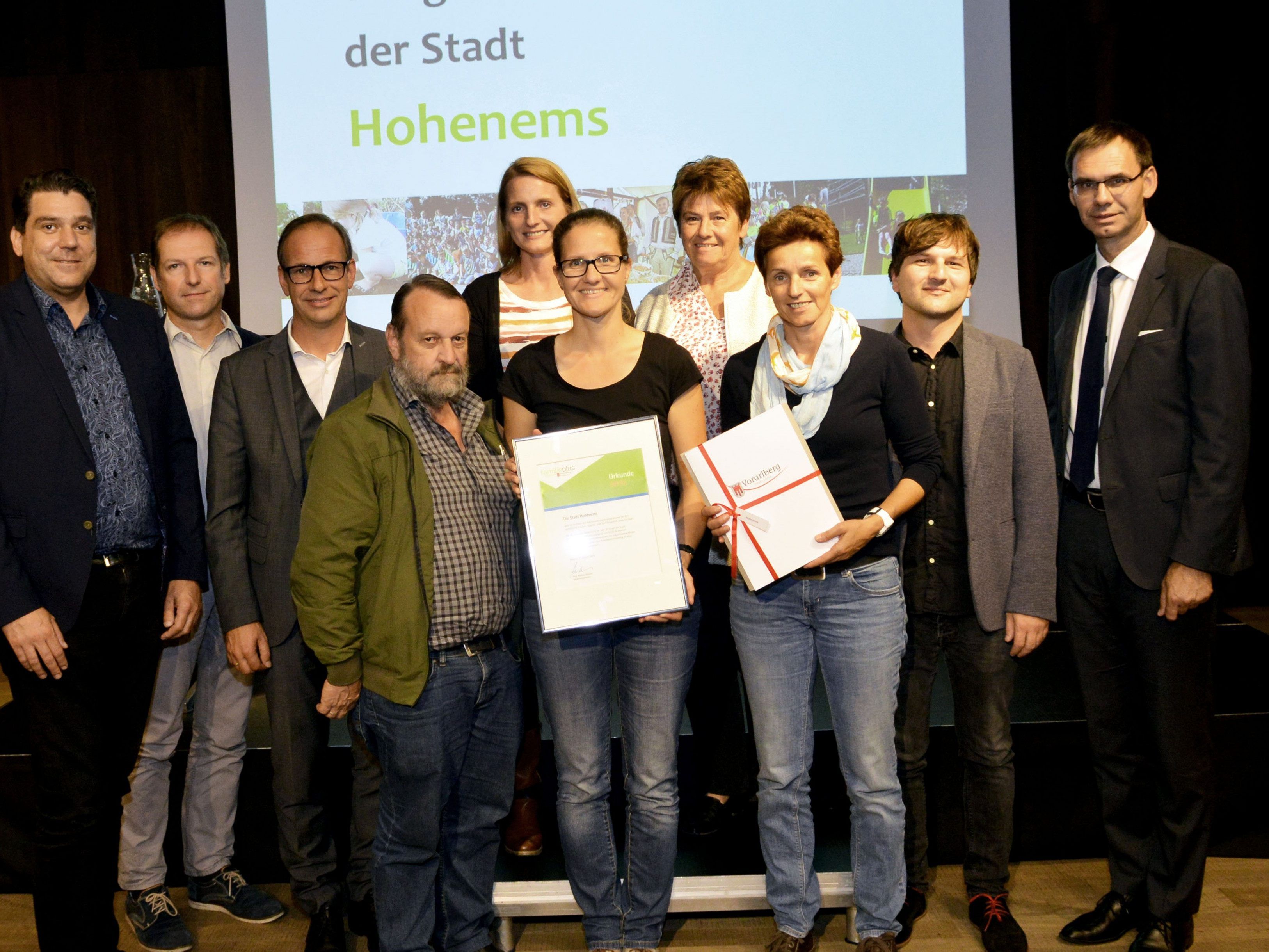 Landeshauptmann Markus Wallner (r.) und Gemeindeverbandspräsident Harald Köhlmeier (l.) gratulierten dem Hohenemser „familieplus“-Team.