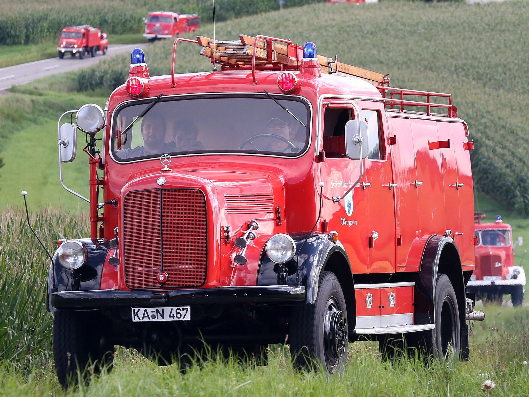 Der Feuerwehrmann war in einem Feuerwehr-Oldtimer unterwegs auf ein Feuerwehrfest.