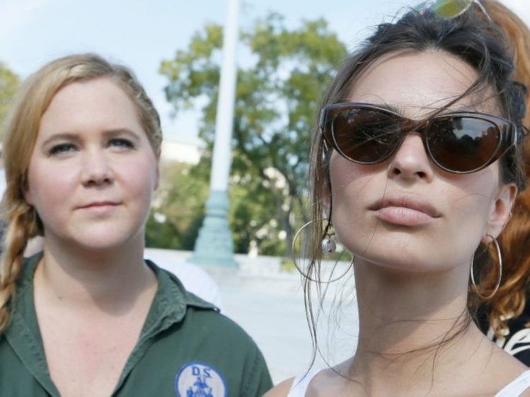 Amy Shumer und Emily Ratajkowski wurden festgenommen.