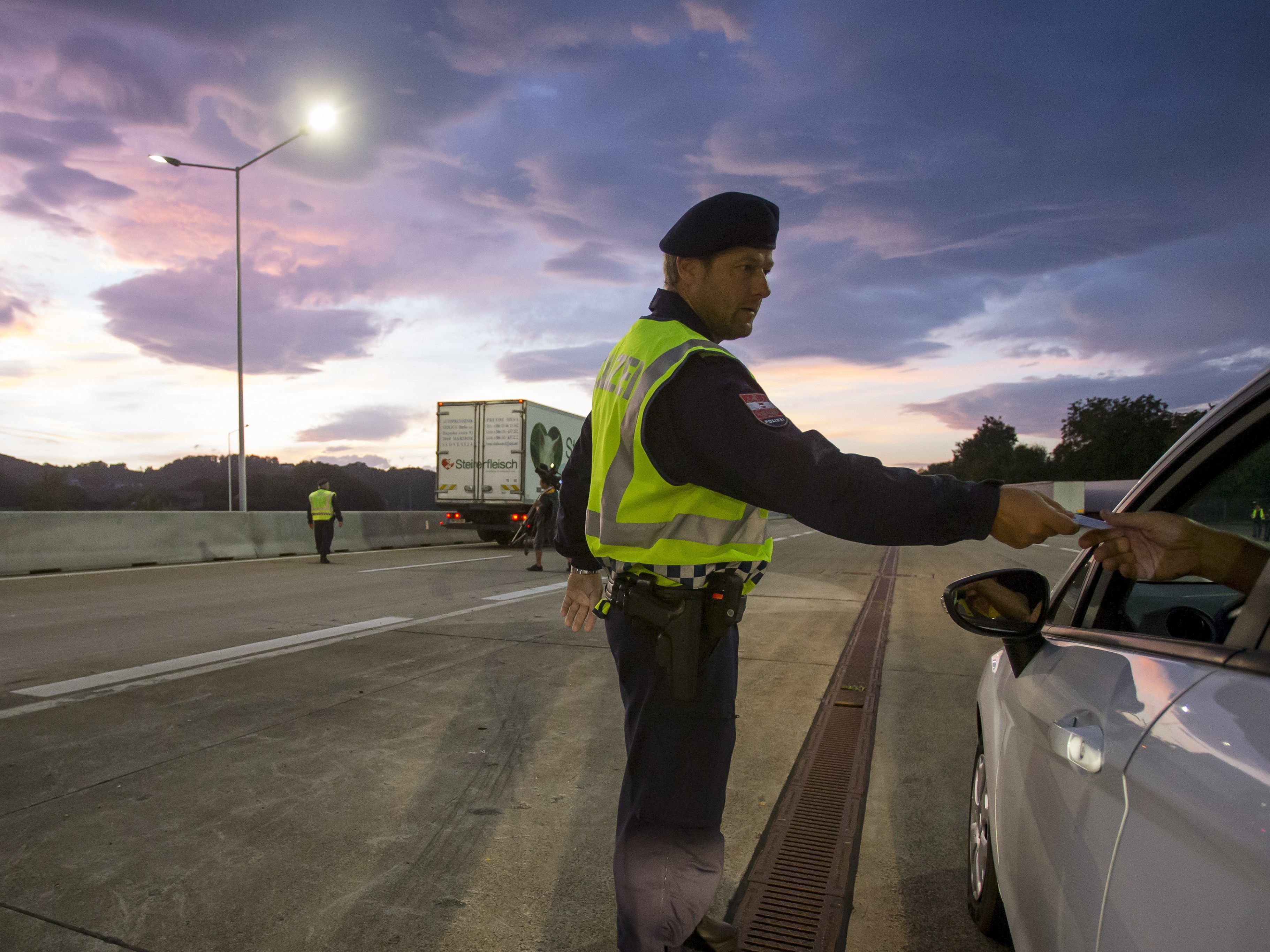 Ist es gut, dass Österreich die Kontrollen an seinen Grenzen zu Slowenien und Ungarn verlängert hat?